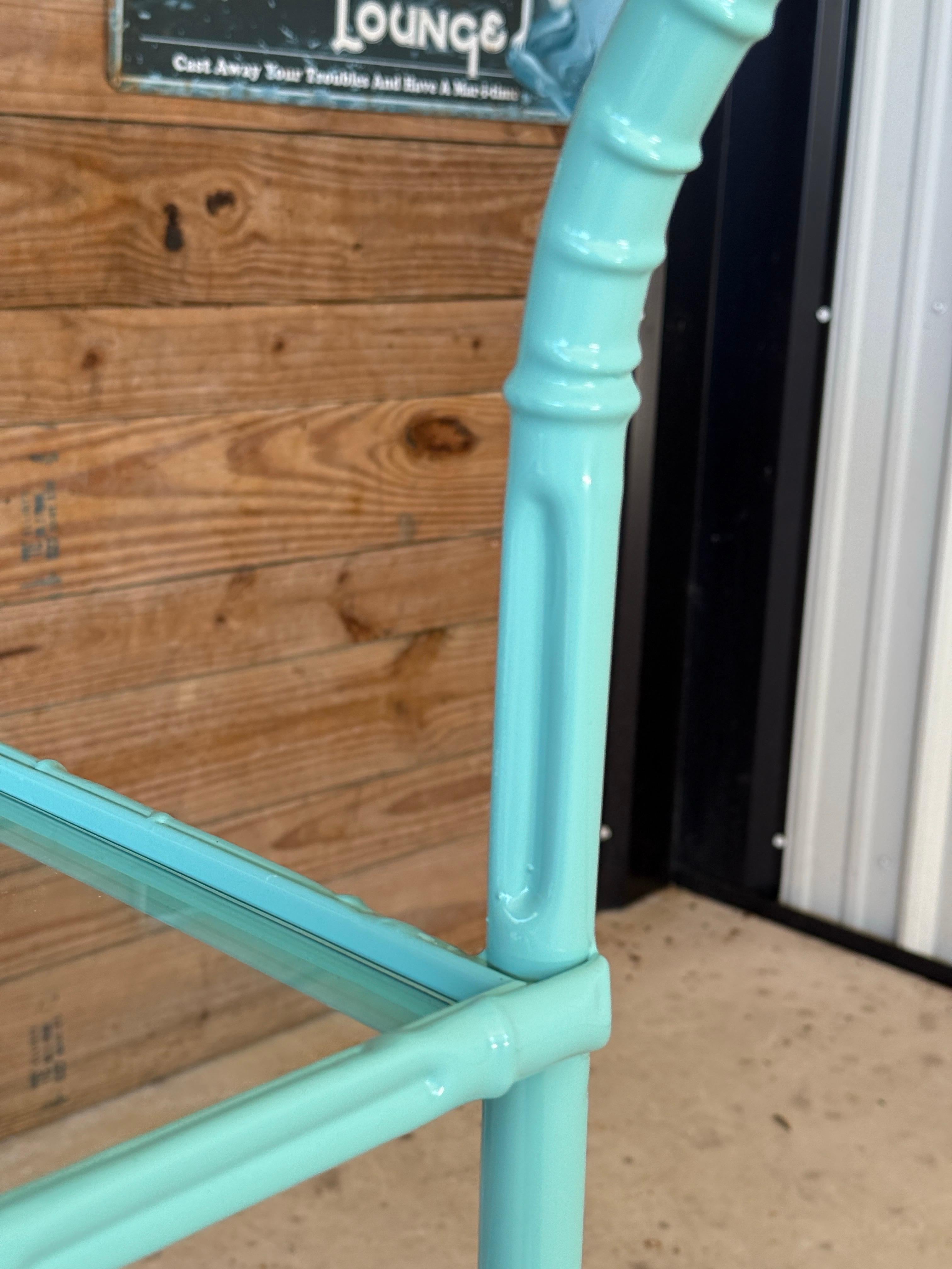 Etagere in metallo di bambù finto turchese della metà del XX secolo Coastal Regency in vendita 8