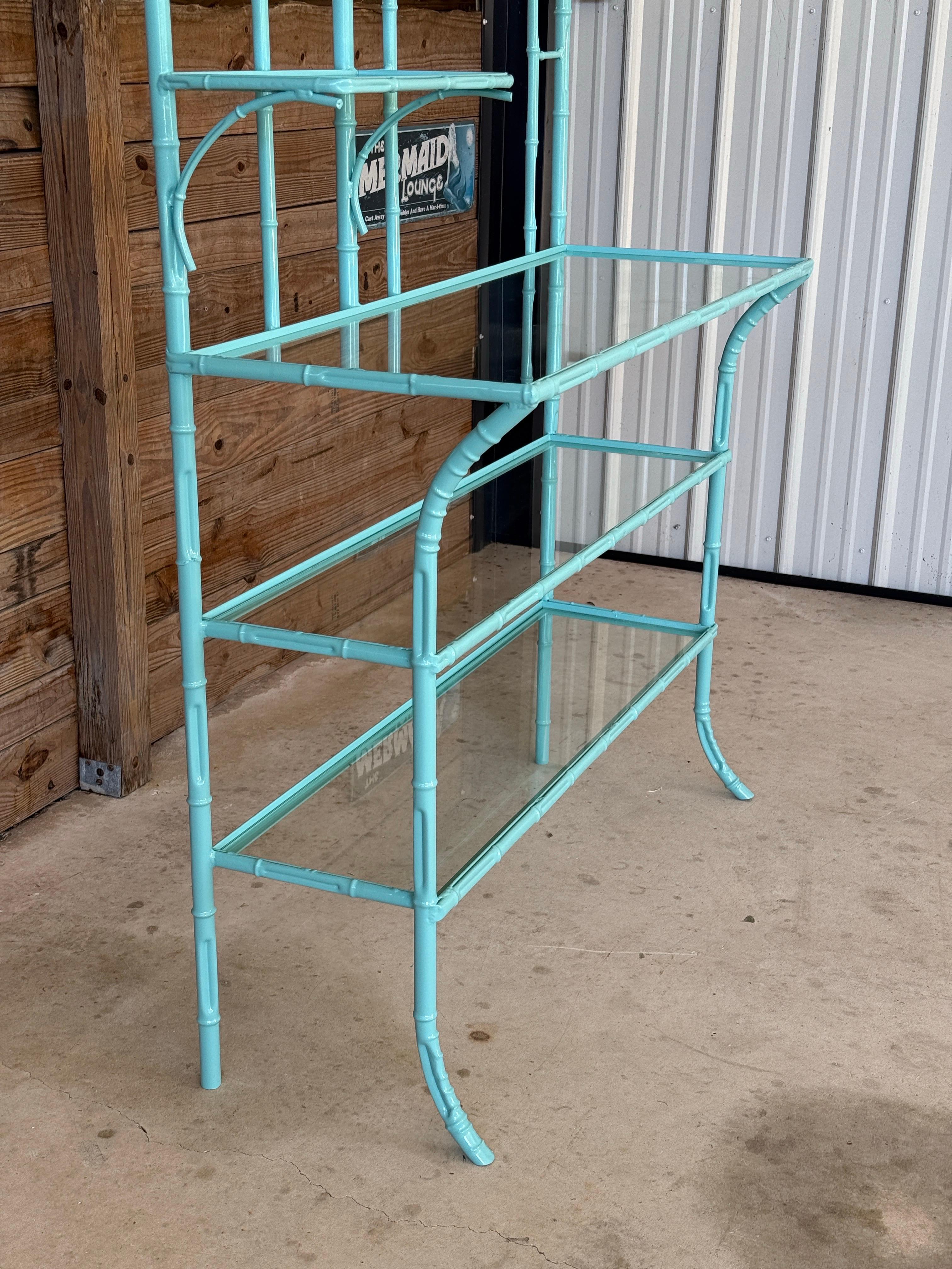 Etagere in metallo di bambù finto turchese della metà del XX secolo Coastal Regency in vendita 9