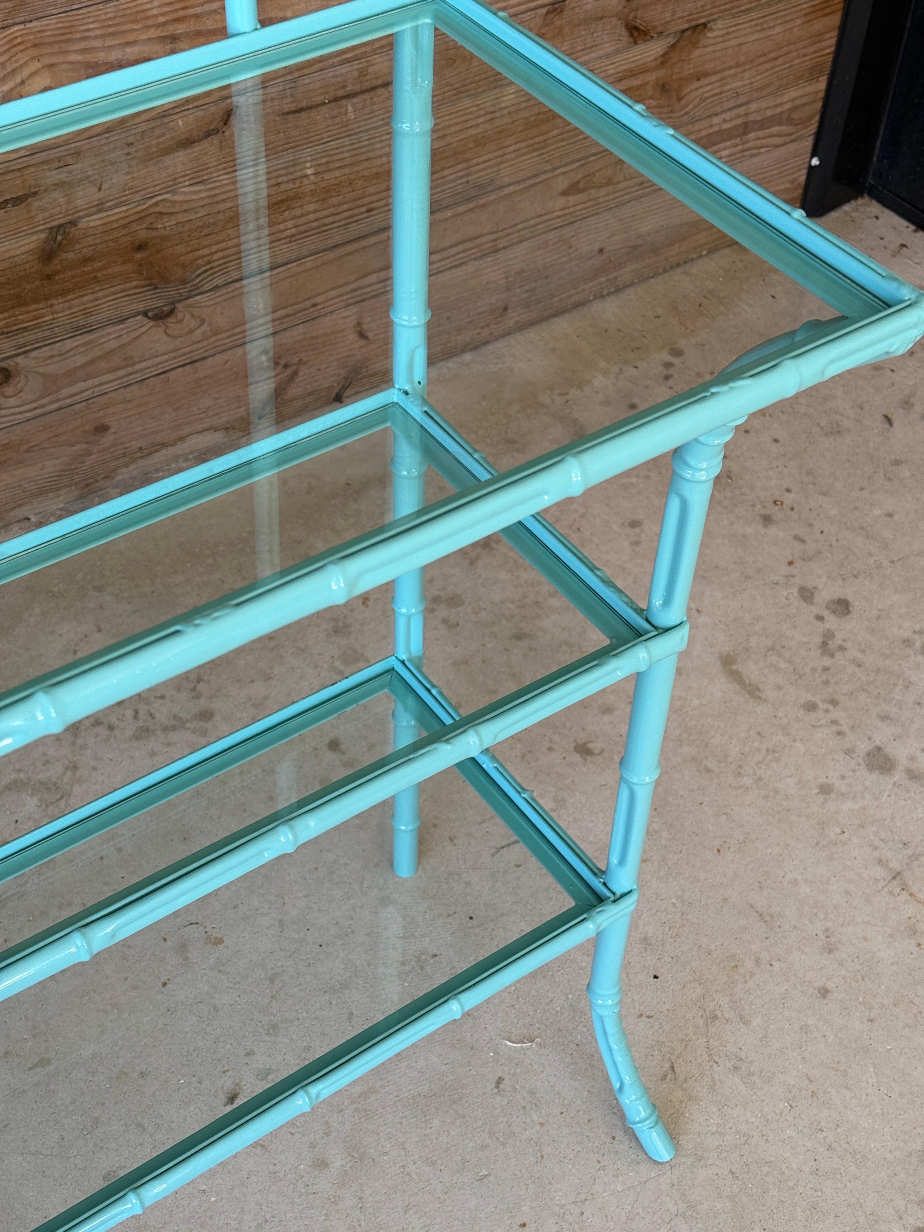 Sconosciuto Etagere in metallo di bambù finto turchese della metà del XX secolo Coastal Regency in vendita