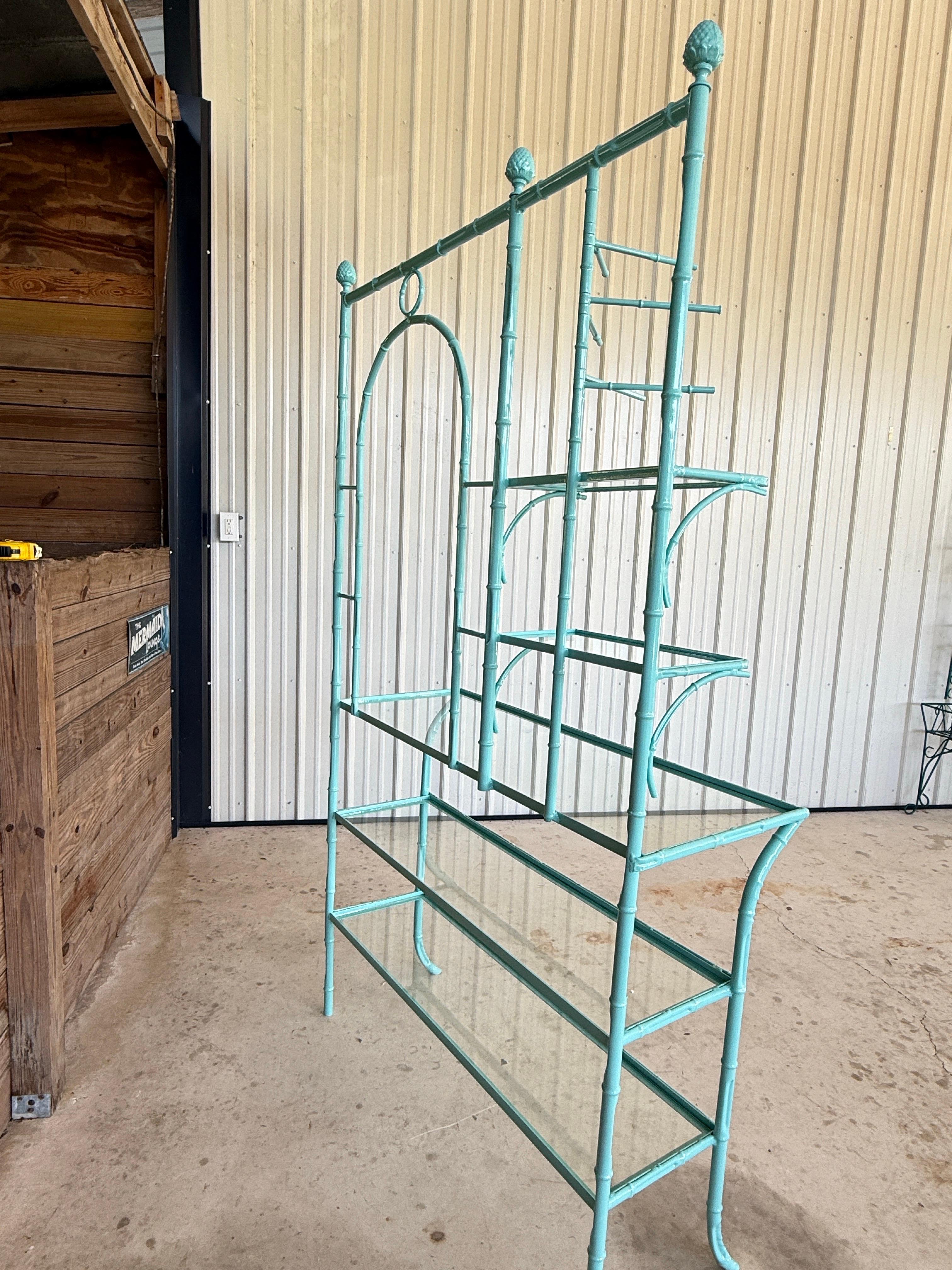 Fatto a mano Etagere in metallo di bambù finto turchese della metà del XX secolo Coastal Regency in vendita