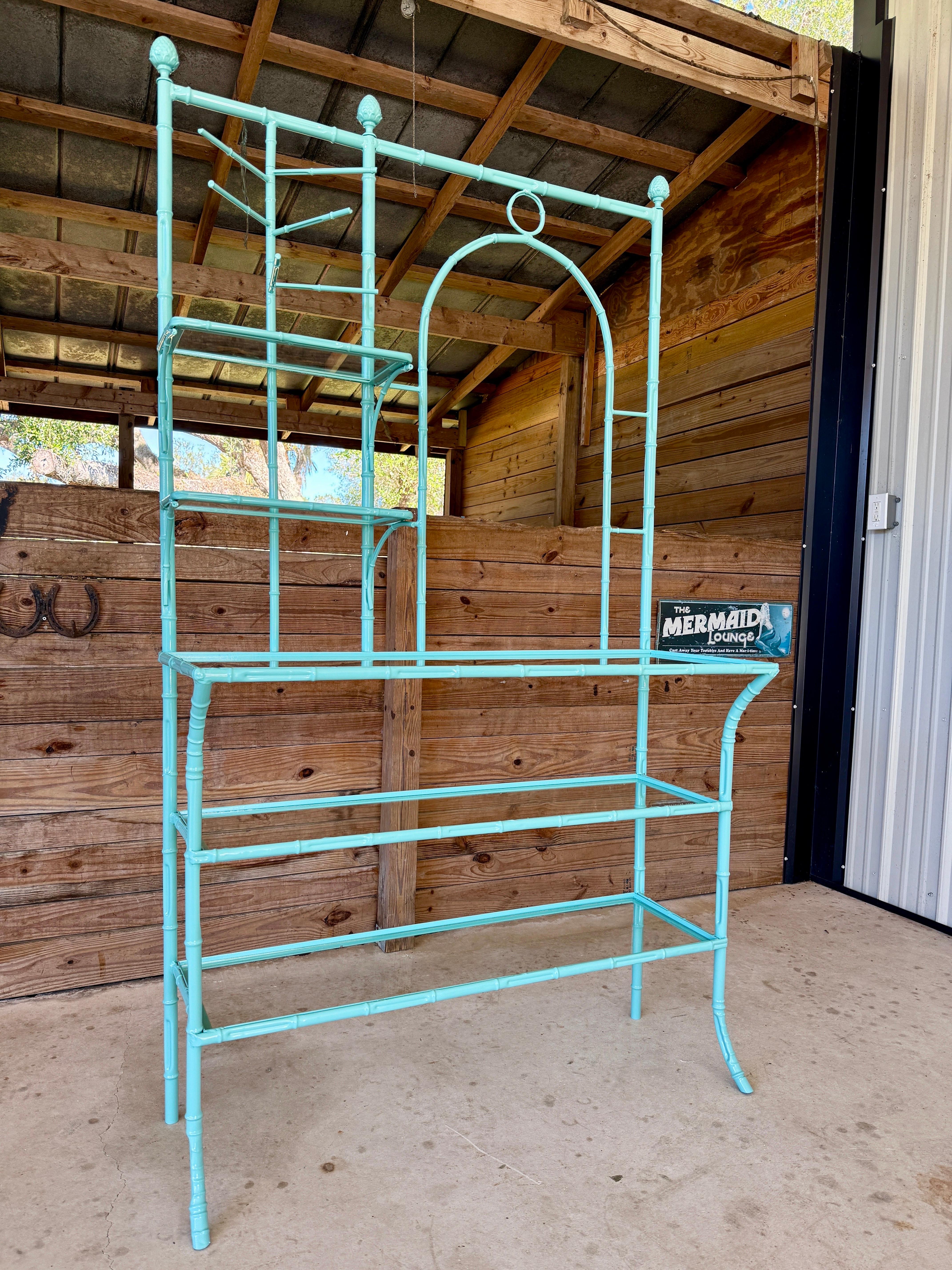 Etagere in metallo di bambù finto turchese della metà del XX secolo Coastal Regency in vendita 3