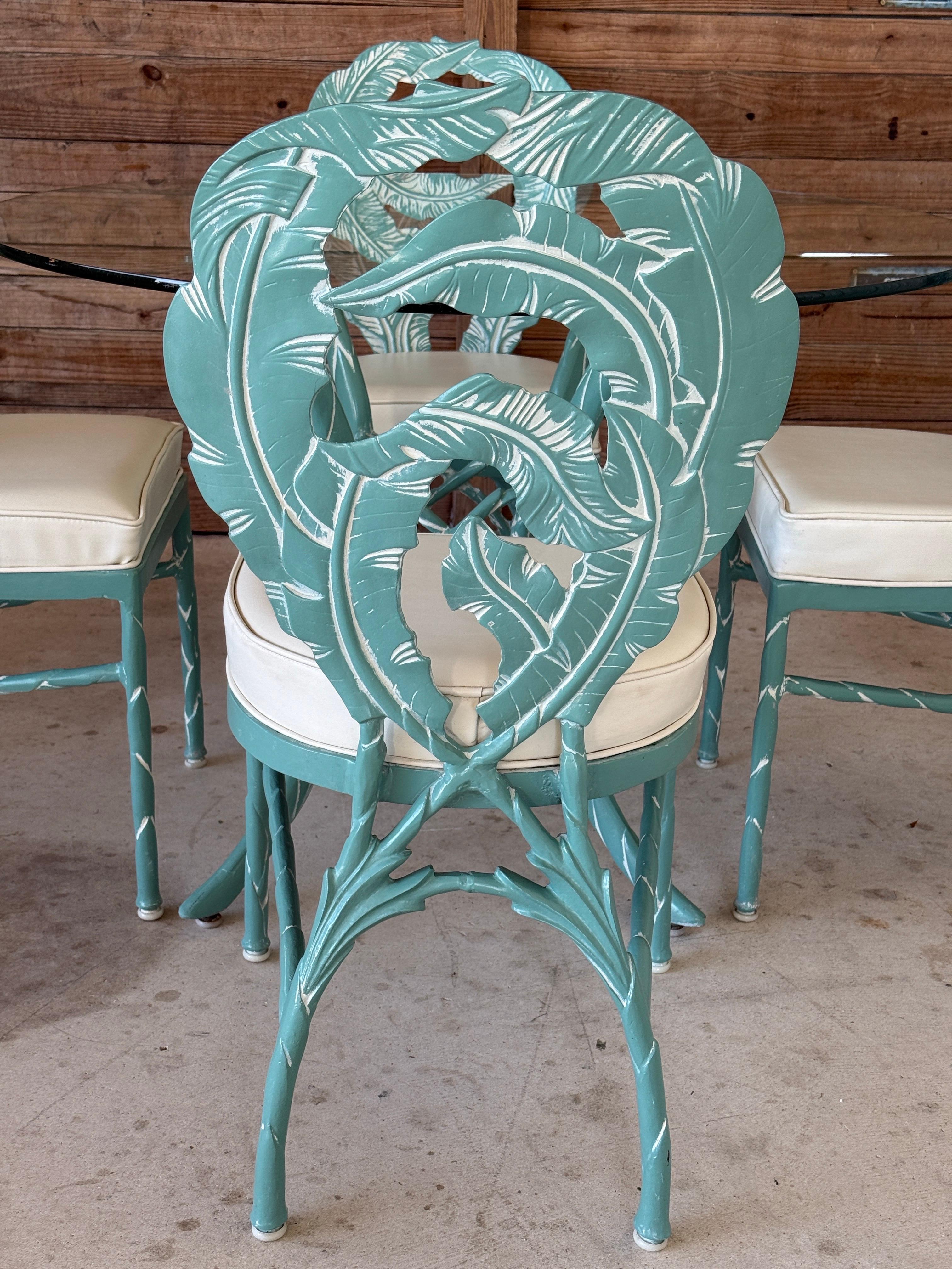 Mitte des 20. Jahrhunderts Coastal Regency Sculptural Palm Leaf Outdoor Dining Table and C (Unbekannt) im Angebot