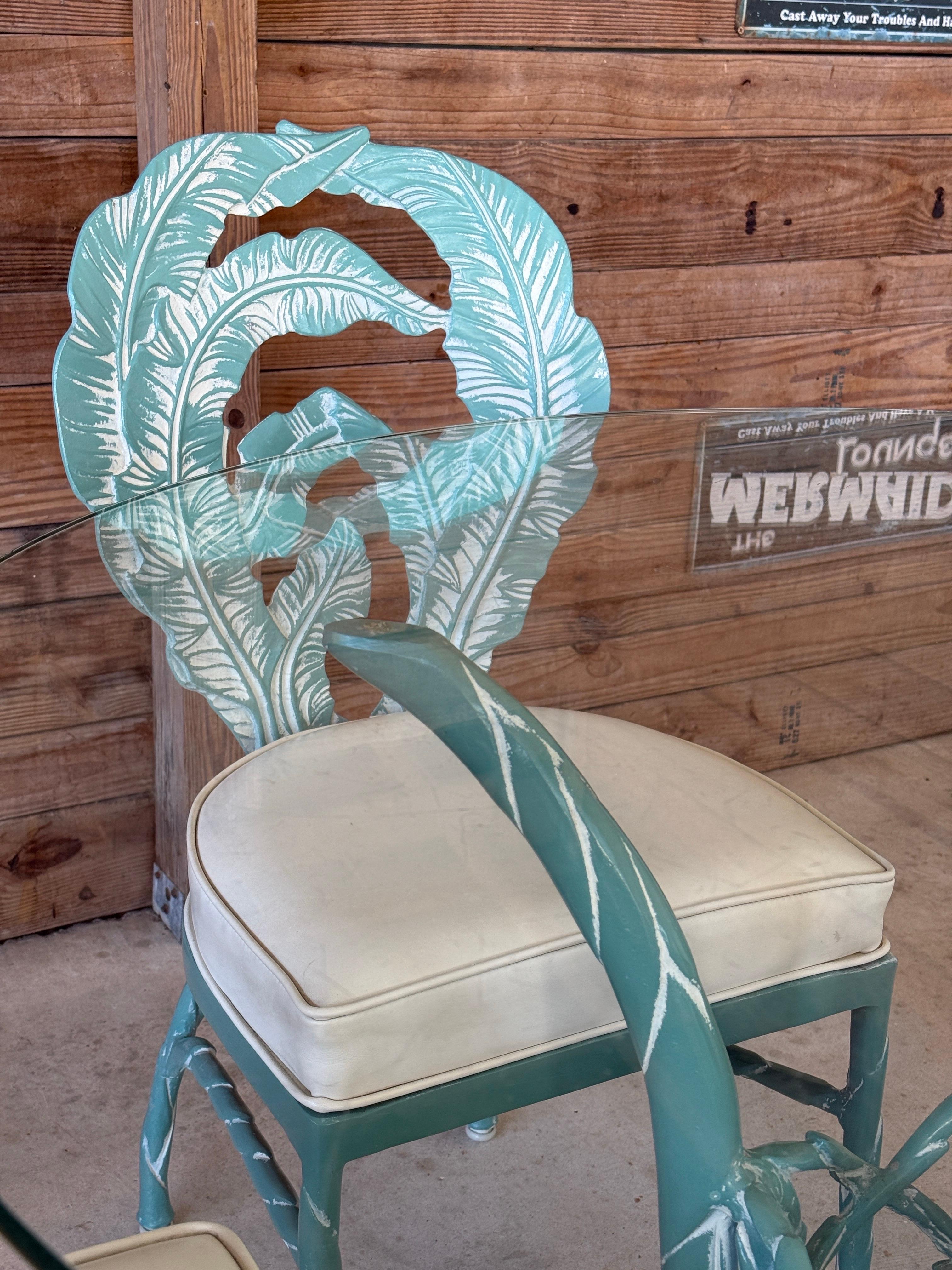 Mitte des 20. Jahrhunderts Coastal Regency Sculptural Palm Leaf Outdoor Dining Table and C im Zustand „Gut“ im Angebot in North Fort Myers, FL