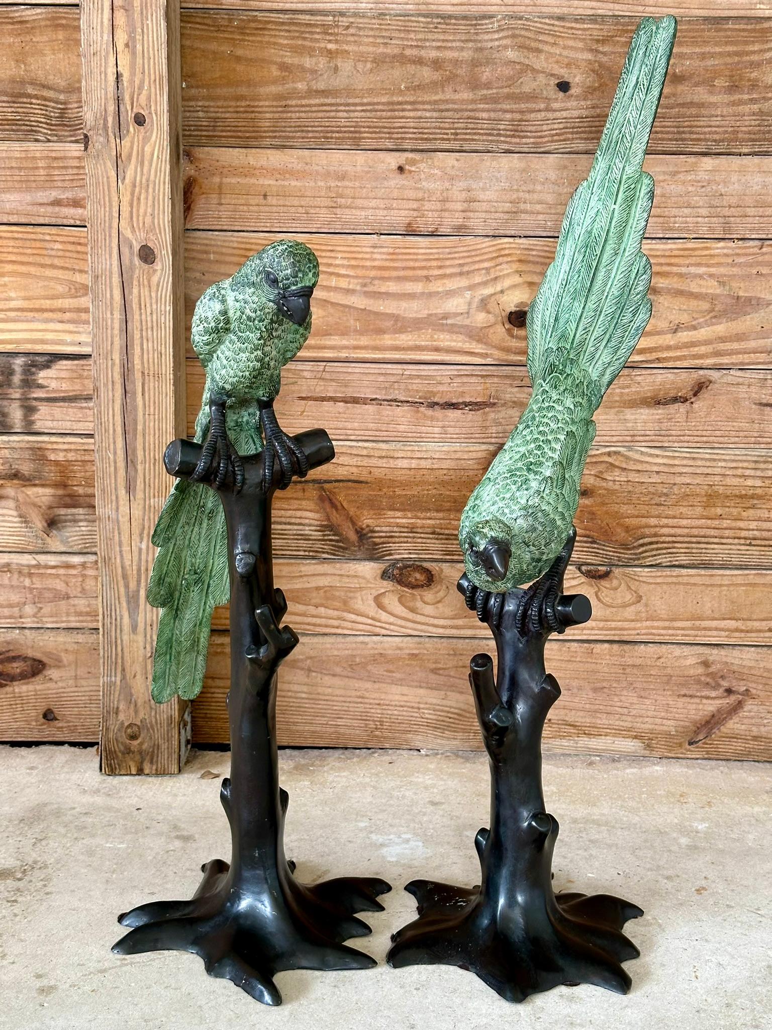 Coastal Tropical Art Deco Bronze Verdigris Papageienstatuen-Paar, Mitte des 20. Jahrhunderts, Paar (Regency) im Angebot