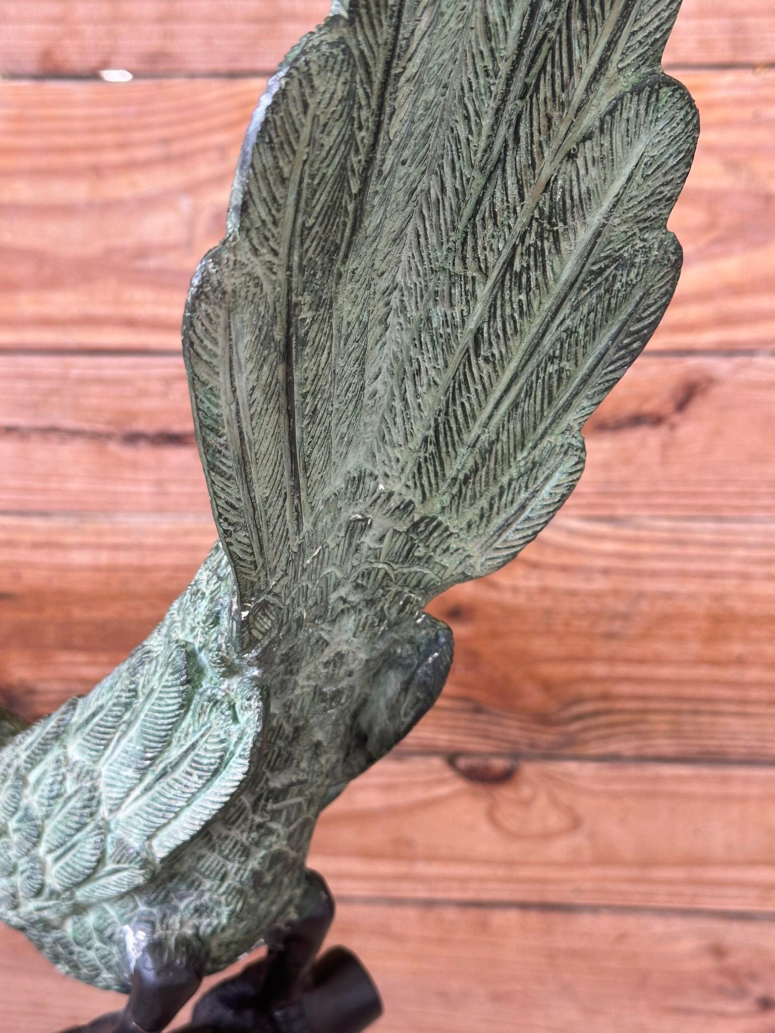 Coastal Tropical Art Deco Bronze Verdigris Papageienstatuen-Paar, Mitte des 20. Jahrhunderts, Paar (Geschmiedet) im Angebot