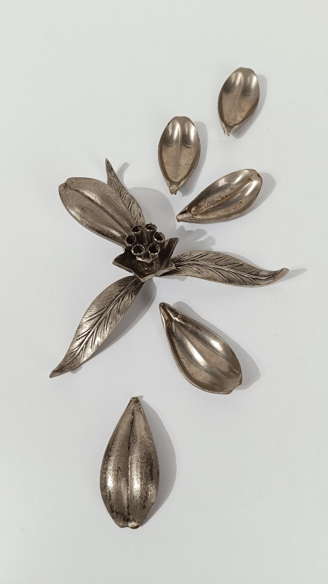 Mid 20th Century Cocktail Ashtray in Flower Shape with Removable Petals For Sale 4