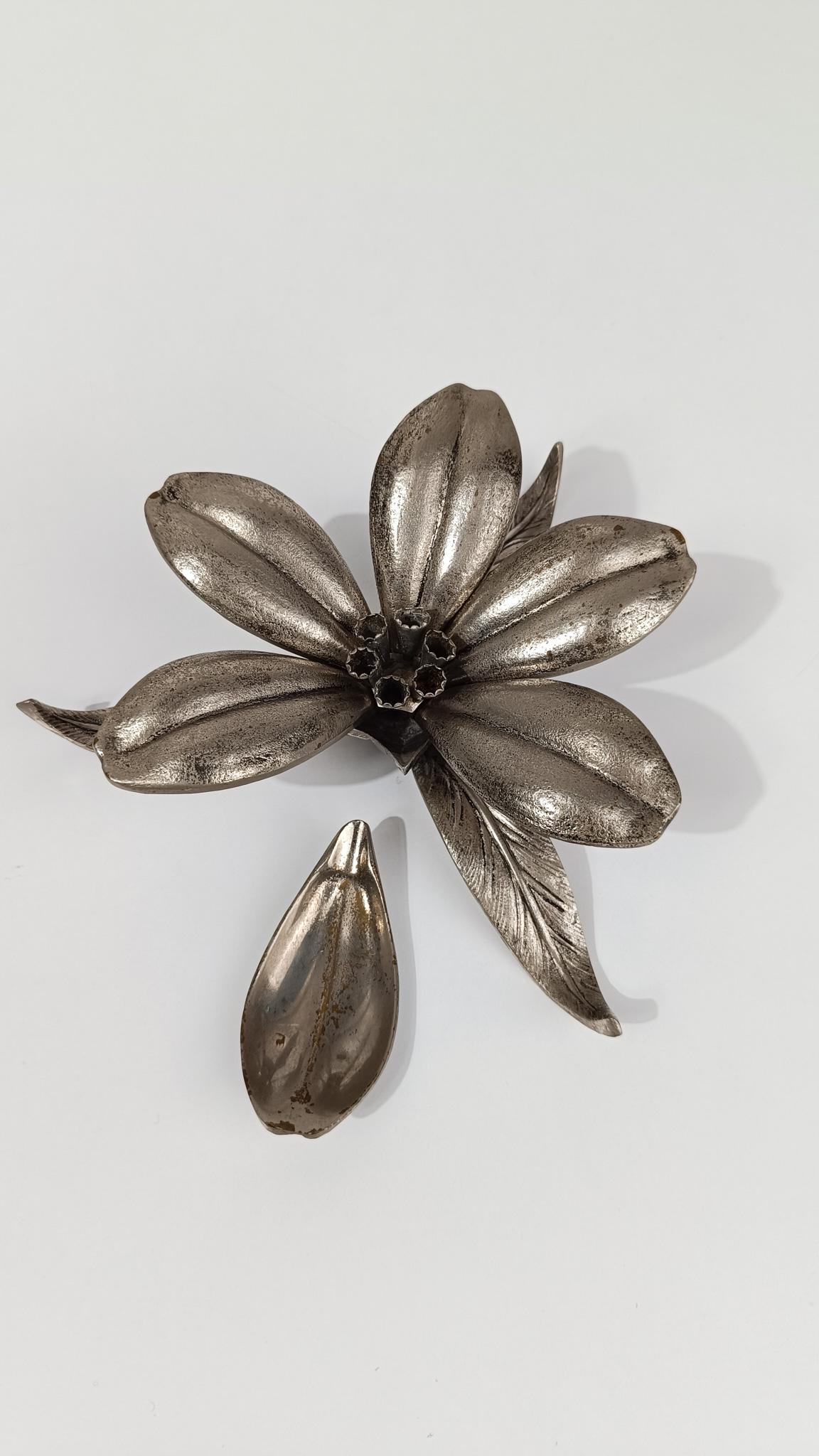 Mid 20th Century Cocktail Ashtray in Flower Shape with Removable Petals In Good Condition For Sale In Roma, IT