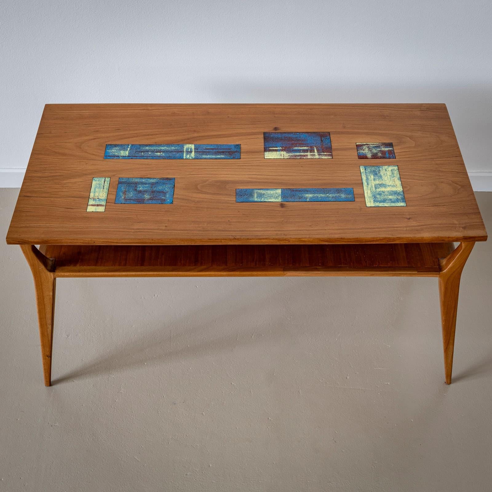 Table basse du milieu du XXe siècle avec incrustations en céramique, Italie Bon état - En vente à New York, NY