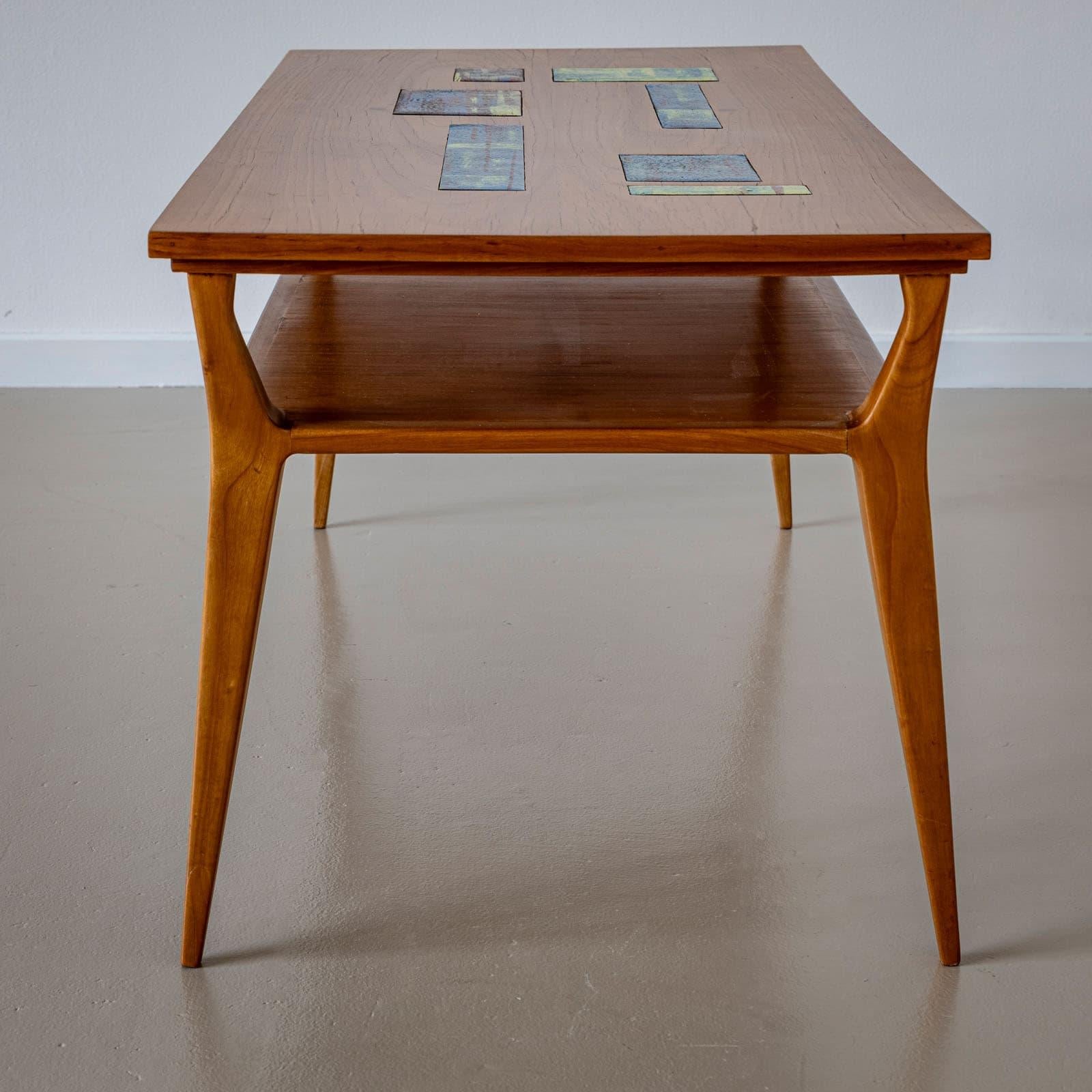 20ième siècle Table basse du milieu du XXe siècle avec incrustations en céramique, Italie en vente
