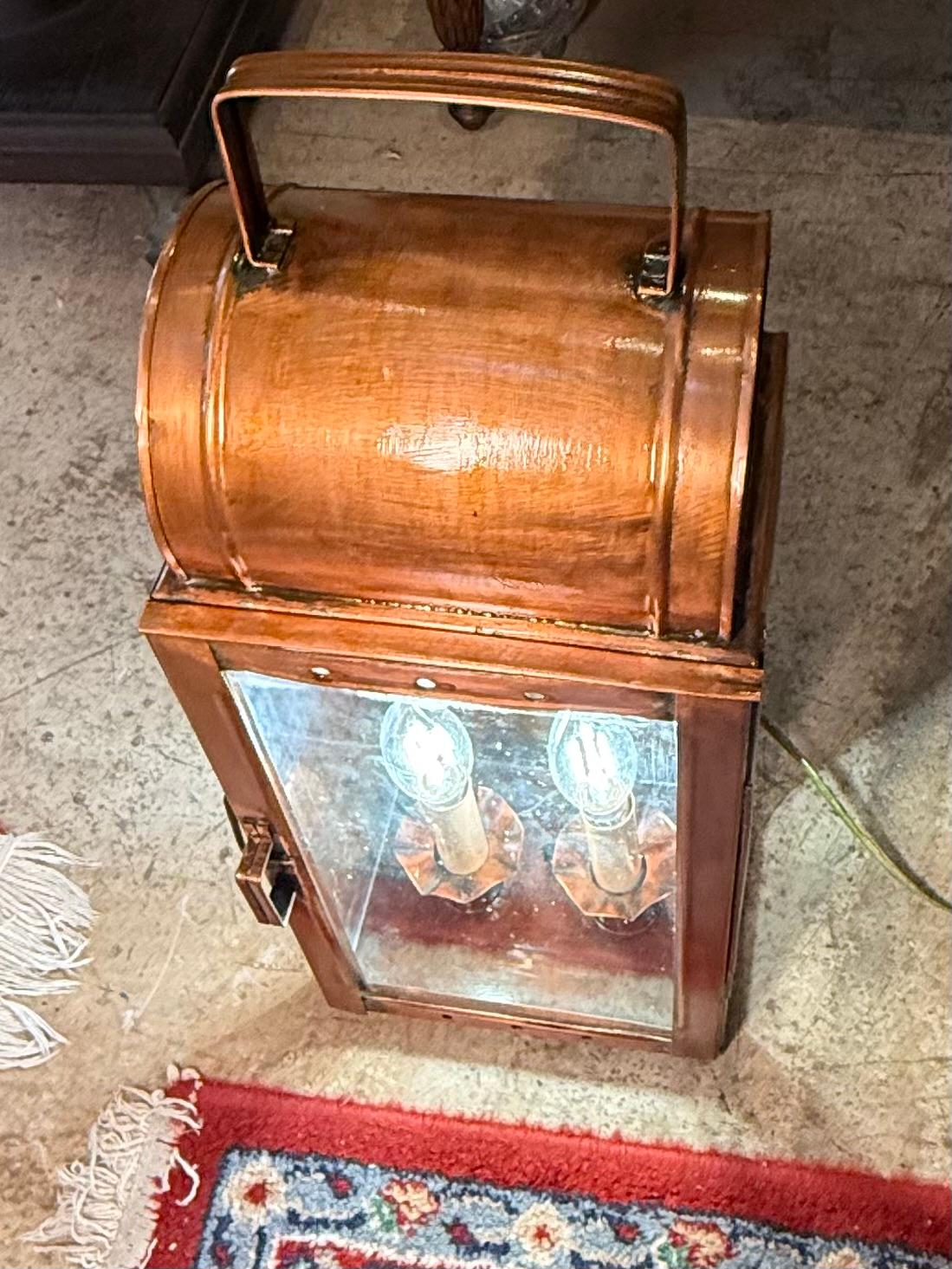 Farol de Pared Electrificado Estilo Colonial de Mediados del Siglo XX Vidrio en venta