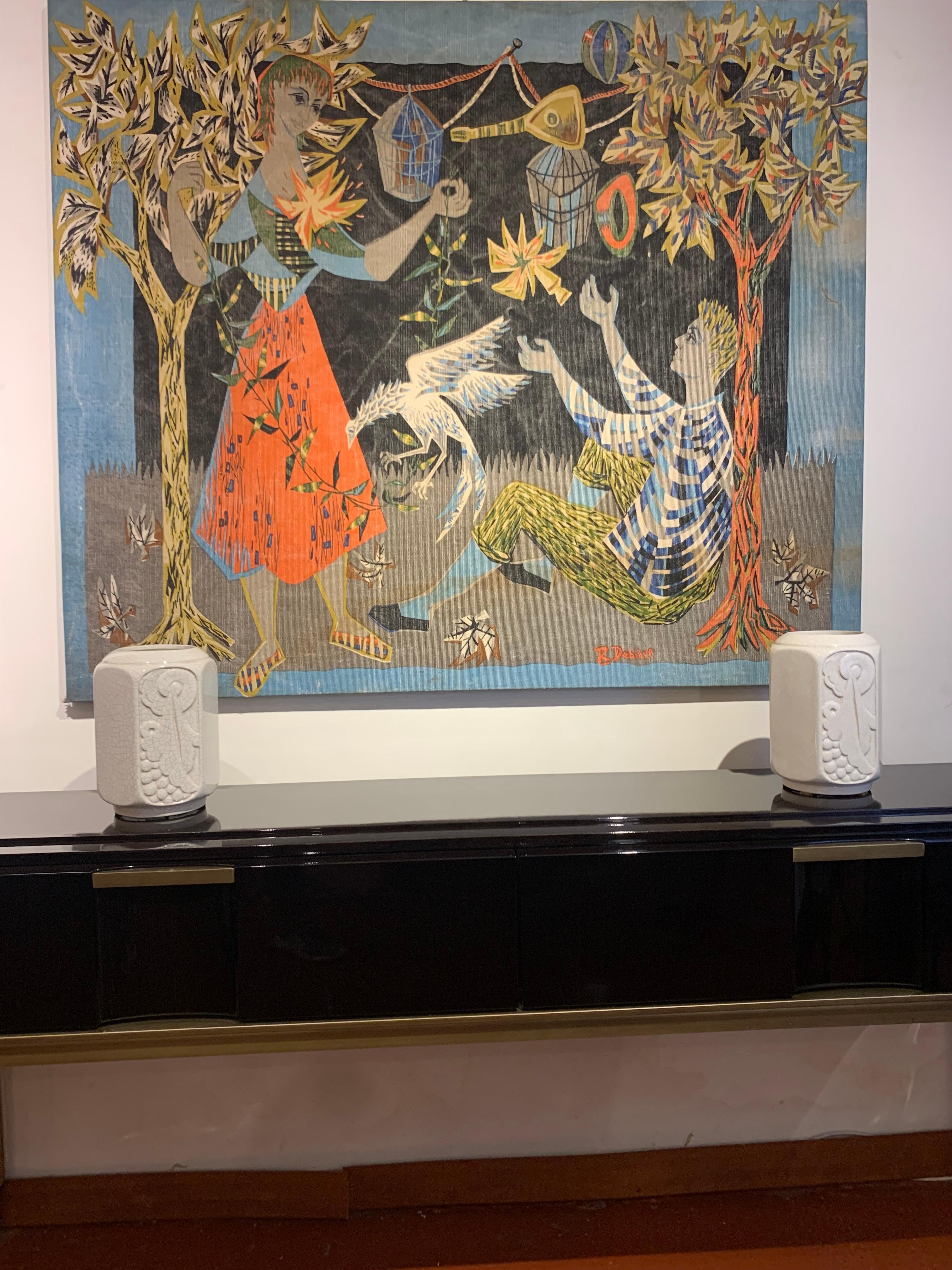 Wandbehang auf Leinwand signiert von Robert Debieve, Frankreich 1950er Jahre mit lebendigen Farben, die eine Szene von einem Mann und einer Frau in einer Natur-Szene mit Tiefe in der Verwendung von Farben und geometrische Komposition des