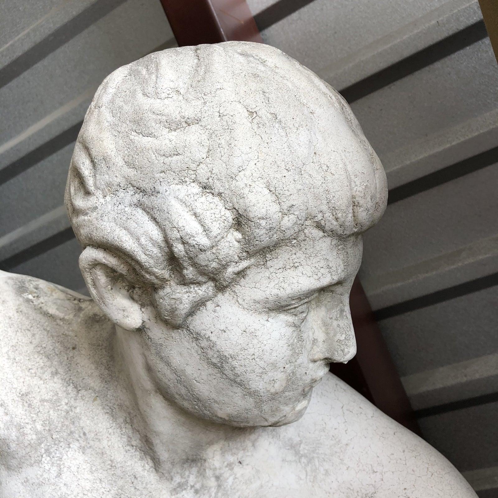 Statua del lanciatore di disco in cemento della metà del XX secolo in vendita 1