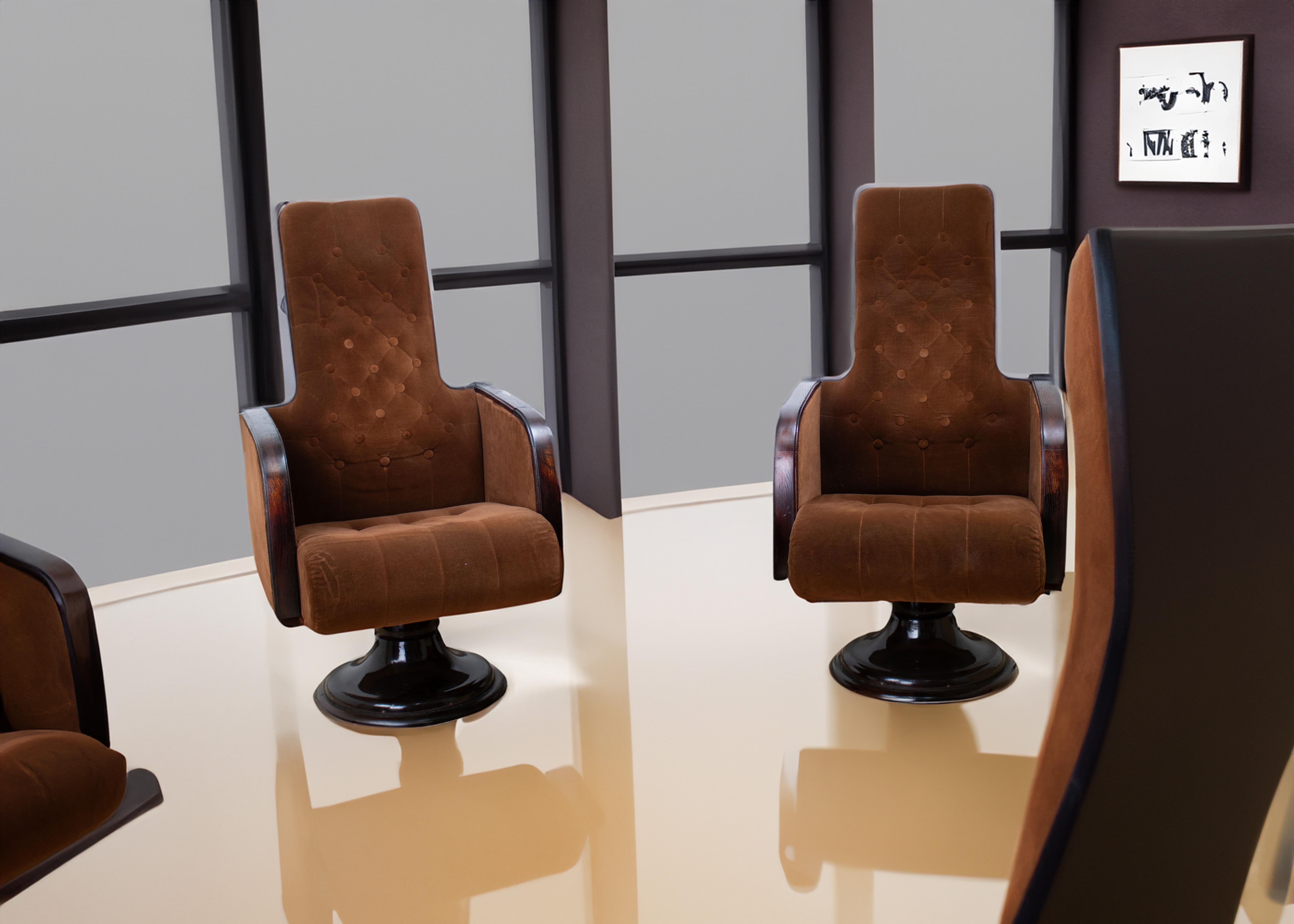 Ces fauteuils ont été utilisés pour des conférences, l'équipement de l'interprète est contenu dans le dossier du fauteuil et dans l'un des accoudoirs. Pour autant que nous le sachions,  Ces deux chaises sont les seules restantes d'un ensemble de