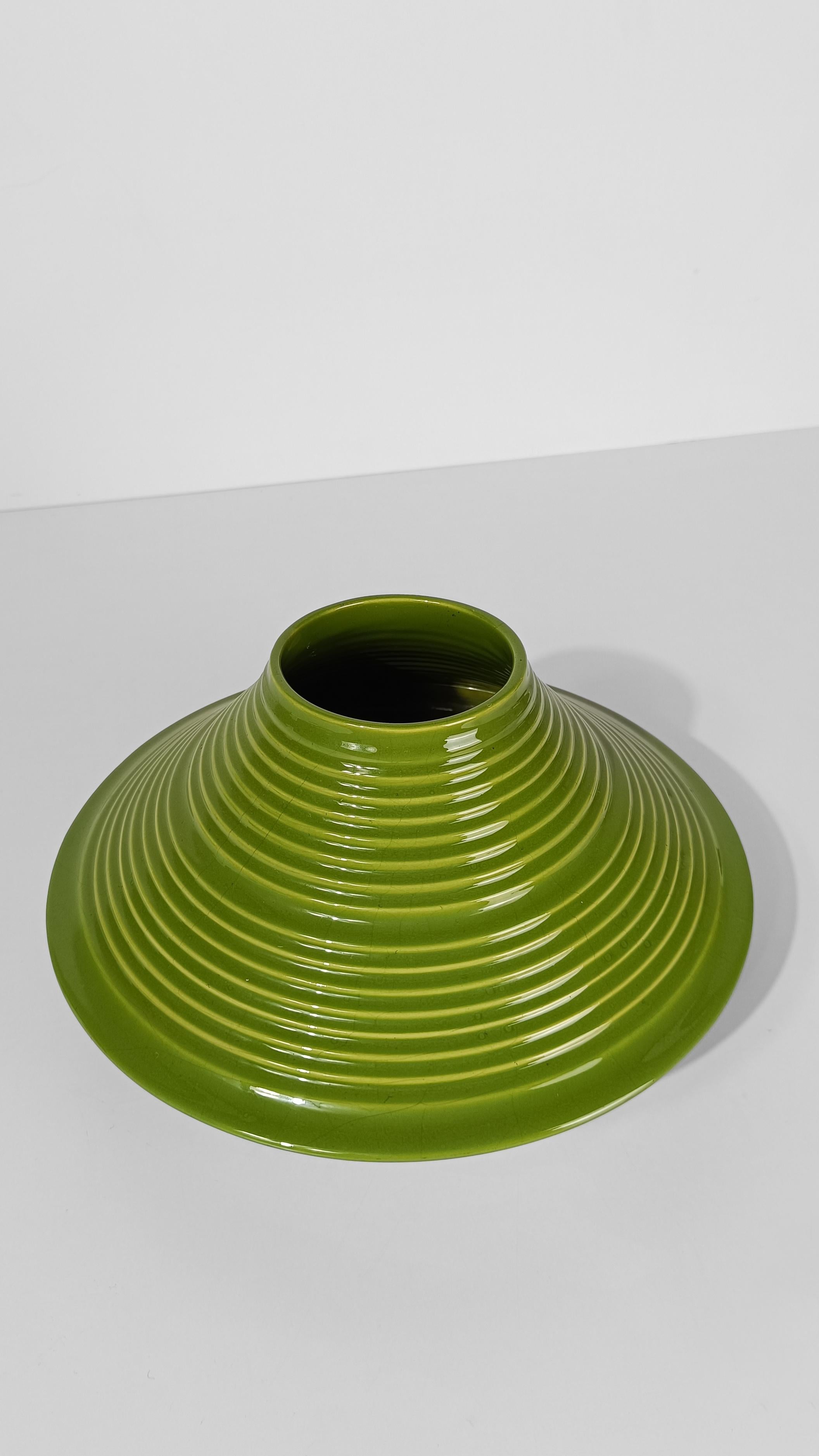Vaso conico in ceramica verde pera della metà del XX secolo, Italia anni '60 in vendita 4