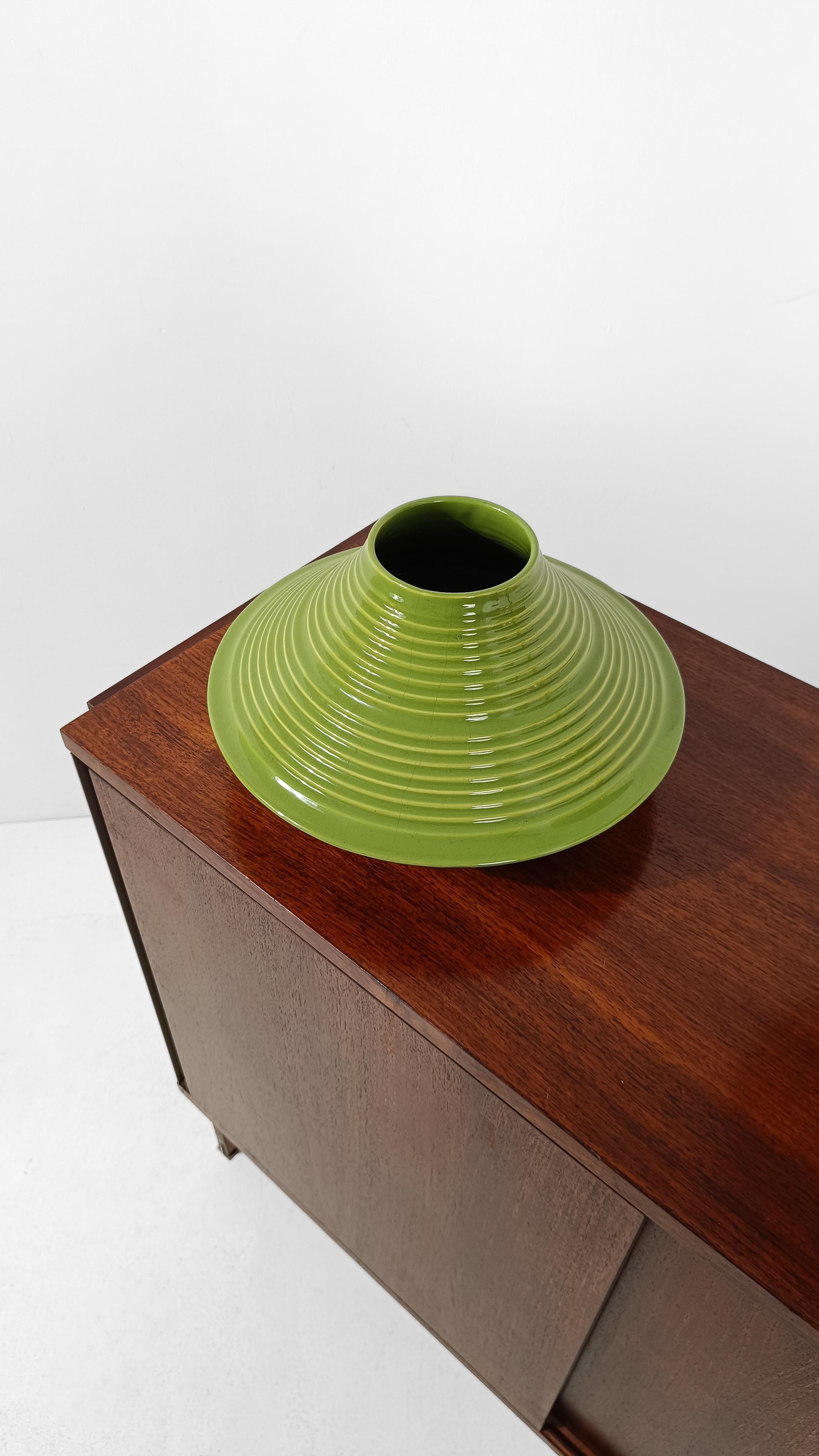 Vaso conico in ceramica verde pera della metà del XX secolo, Italia anni '60 in vendita 7
