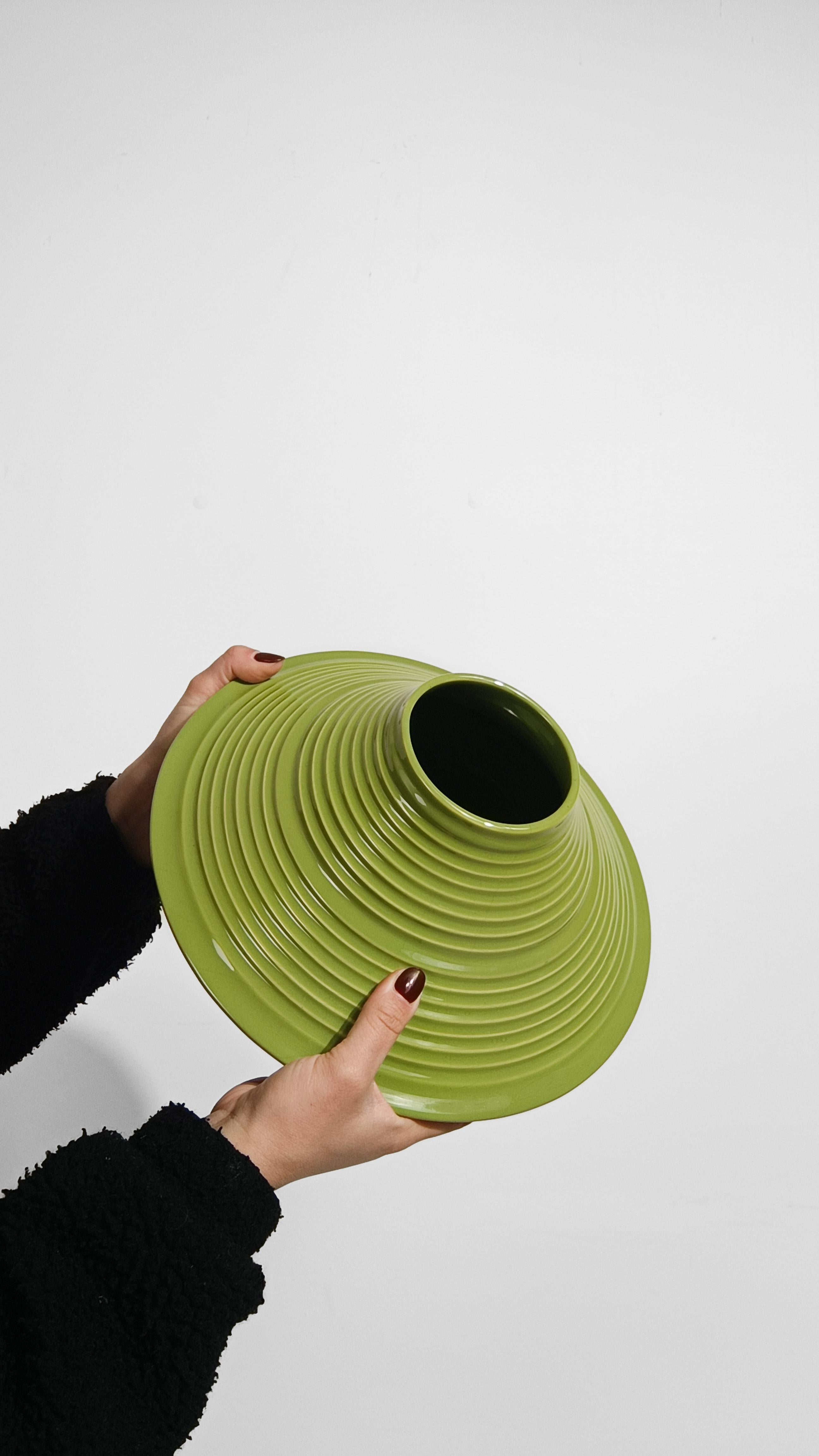 Mid-Century moderno Vaso conico in ceramica verde pera della metà del XX secolo, Italia anni '60 in vendita