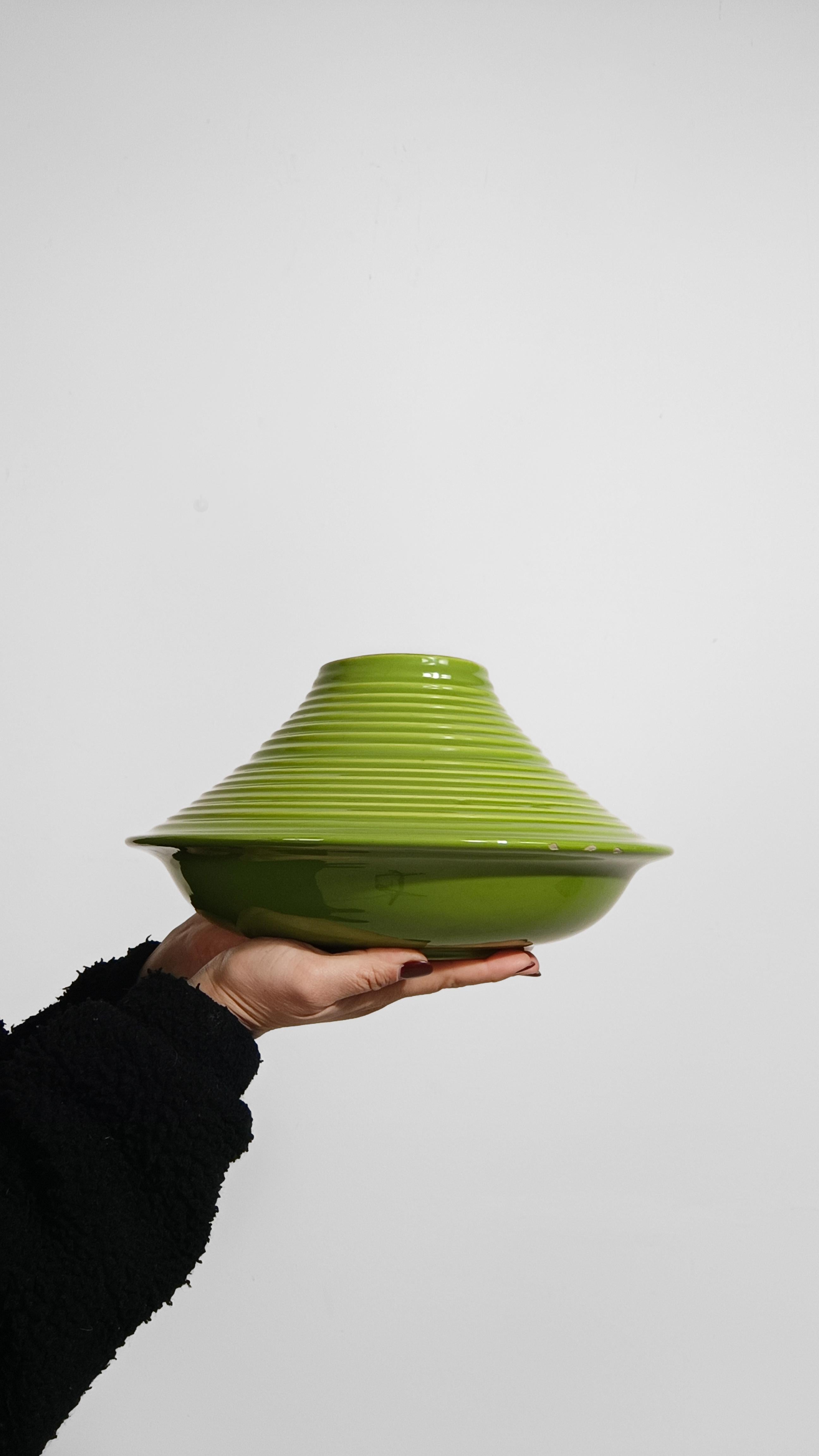Italiano Vaso conico in ceramica verde pera della metà del XX secolo, Italia anni '60 in vendita