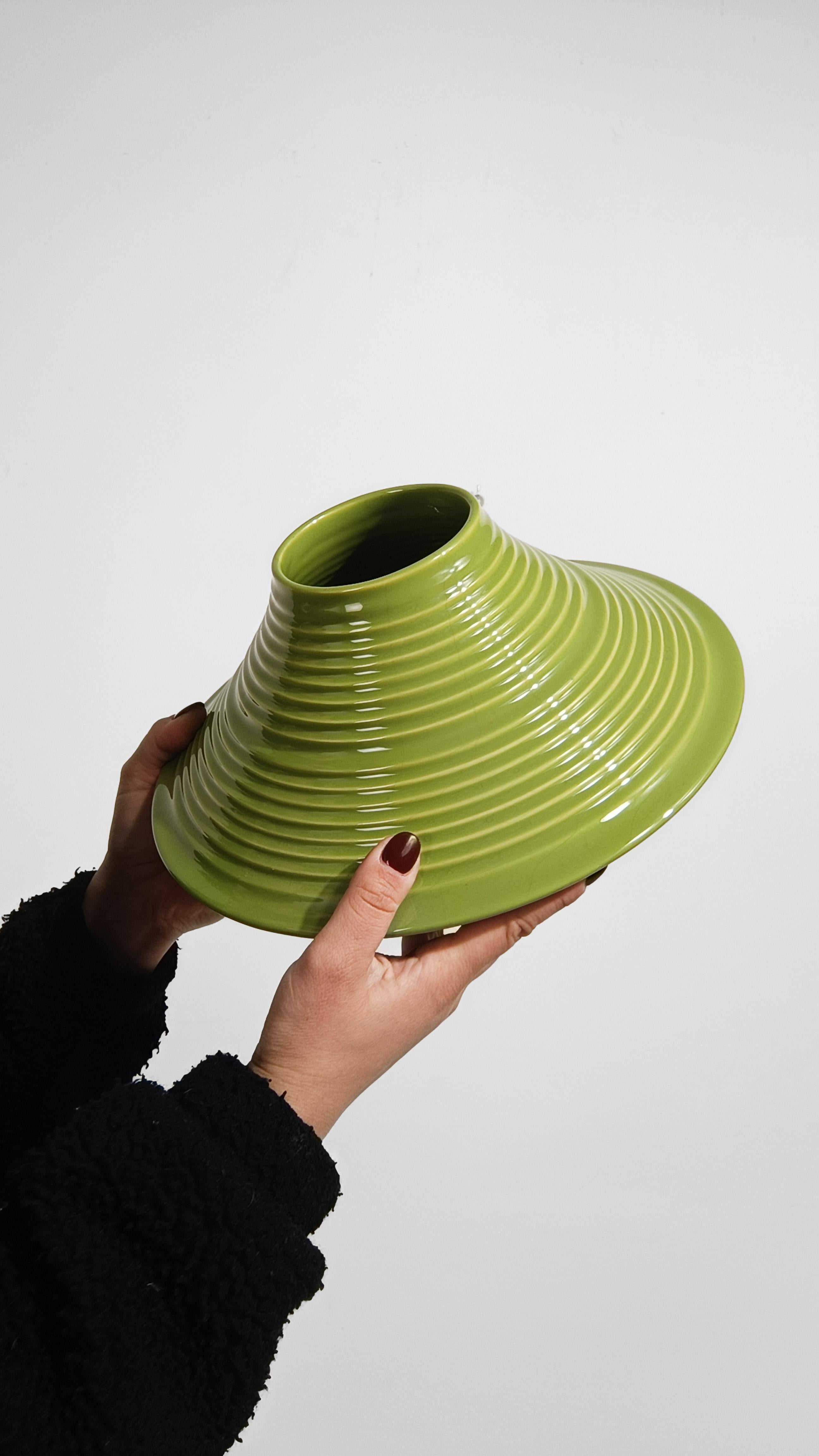 Vaso conico in ceramica verde pera della metà del XX secolo, Italia anni '60 In condizioni buone in vendita a Roma, IT
