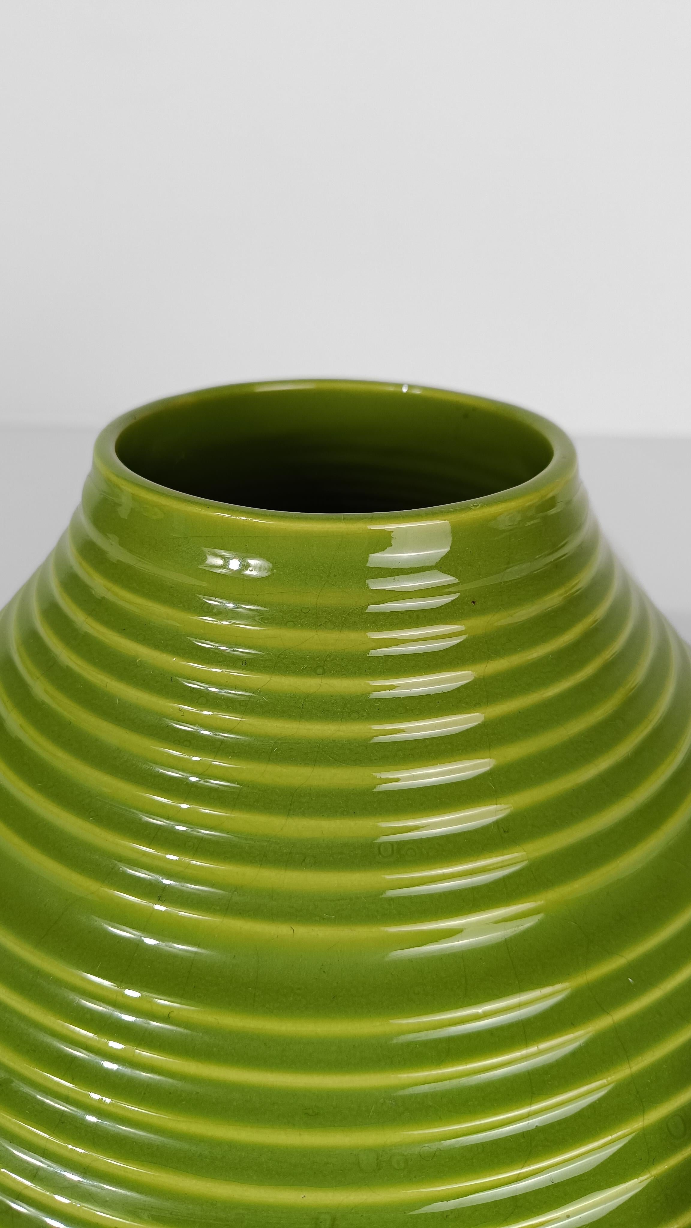 Vaso conico in ceramica verde pera della metà del XX secolo, Italia anni '60 in vendita 2