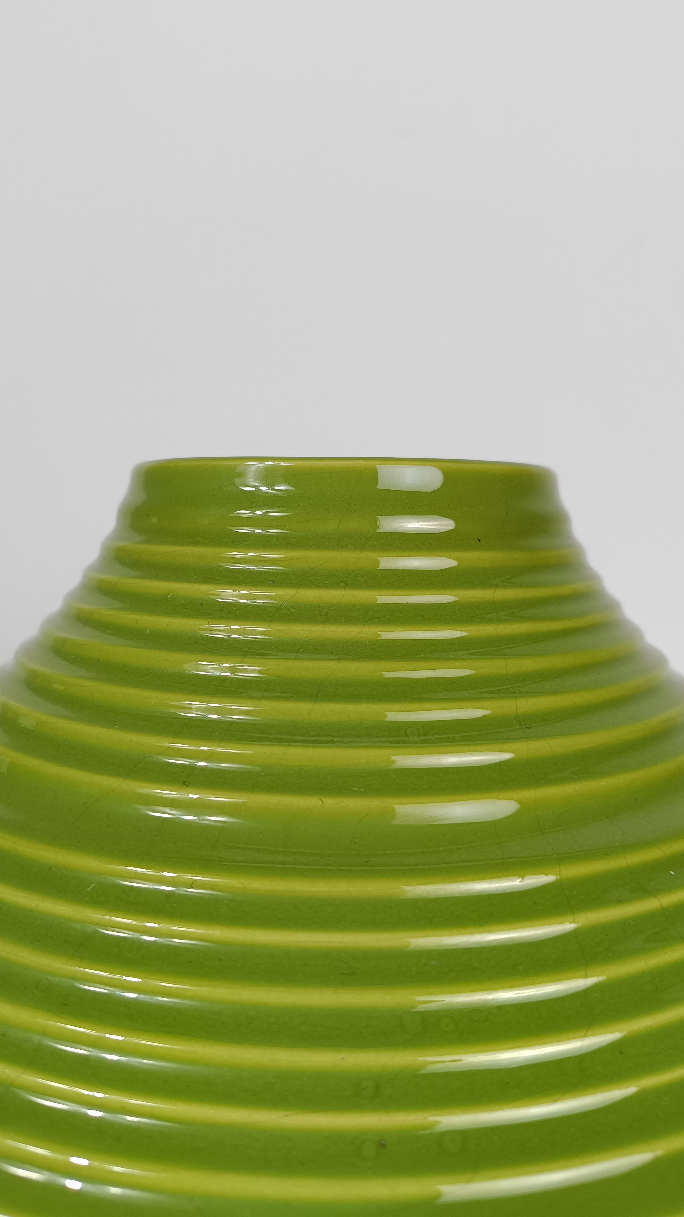 Vaso conico in ceramica verde pera della metà del XX secolo, Italia anni '60 in vendita 3