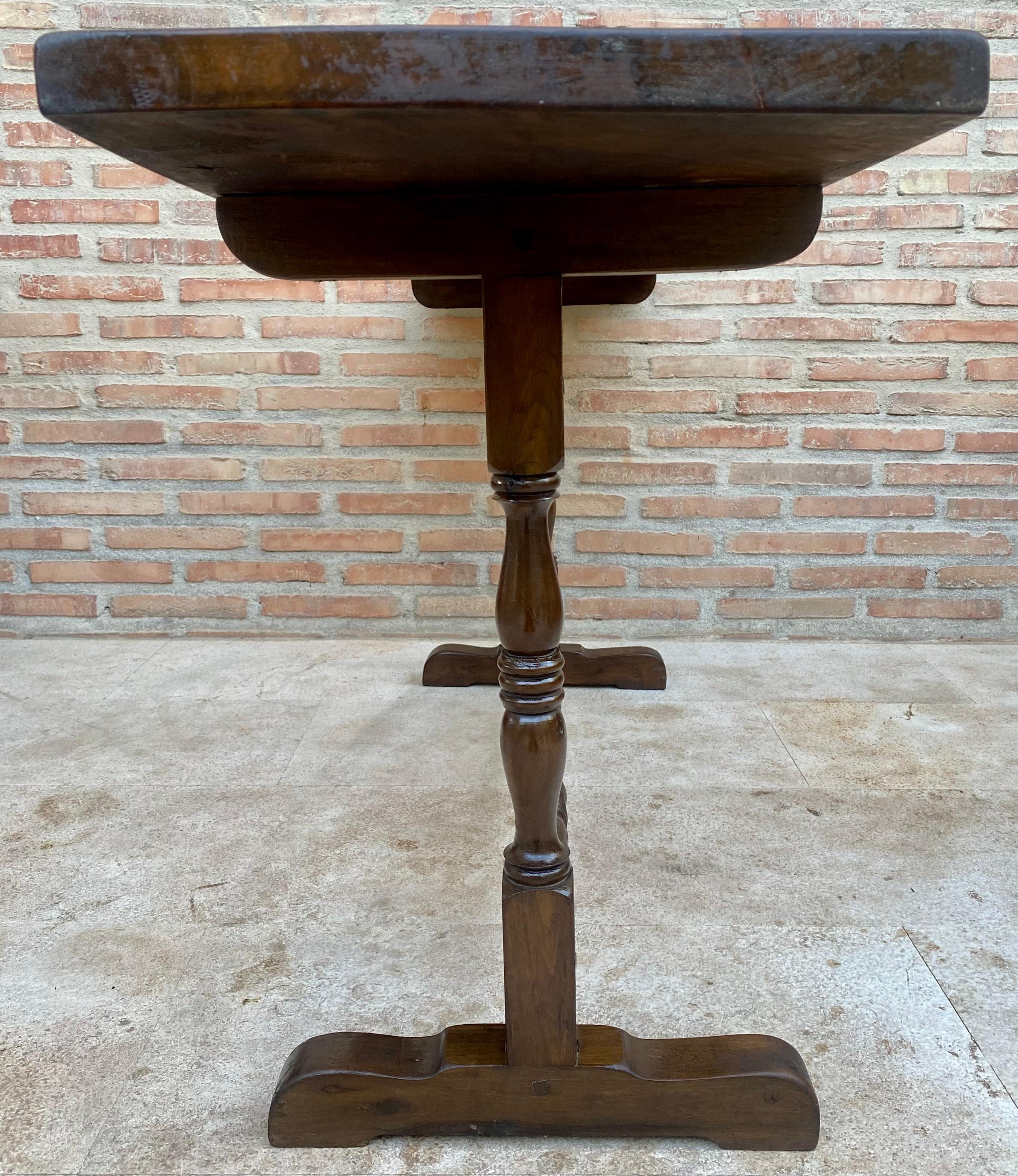 Mid 20th Century Console Table in Walnut, 1940s In Good Condition For Sale In Miami, FL