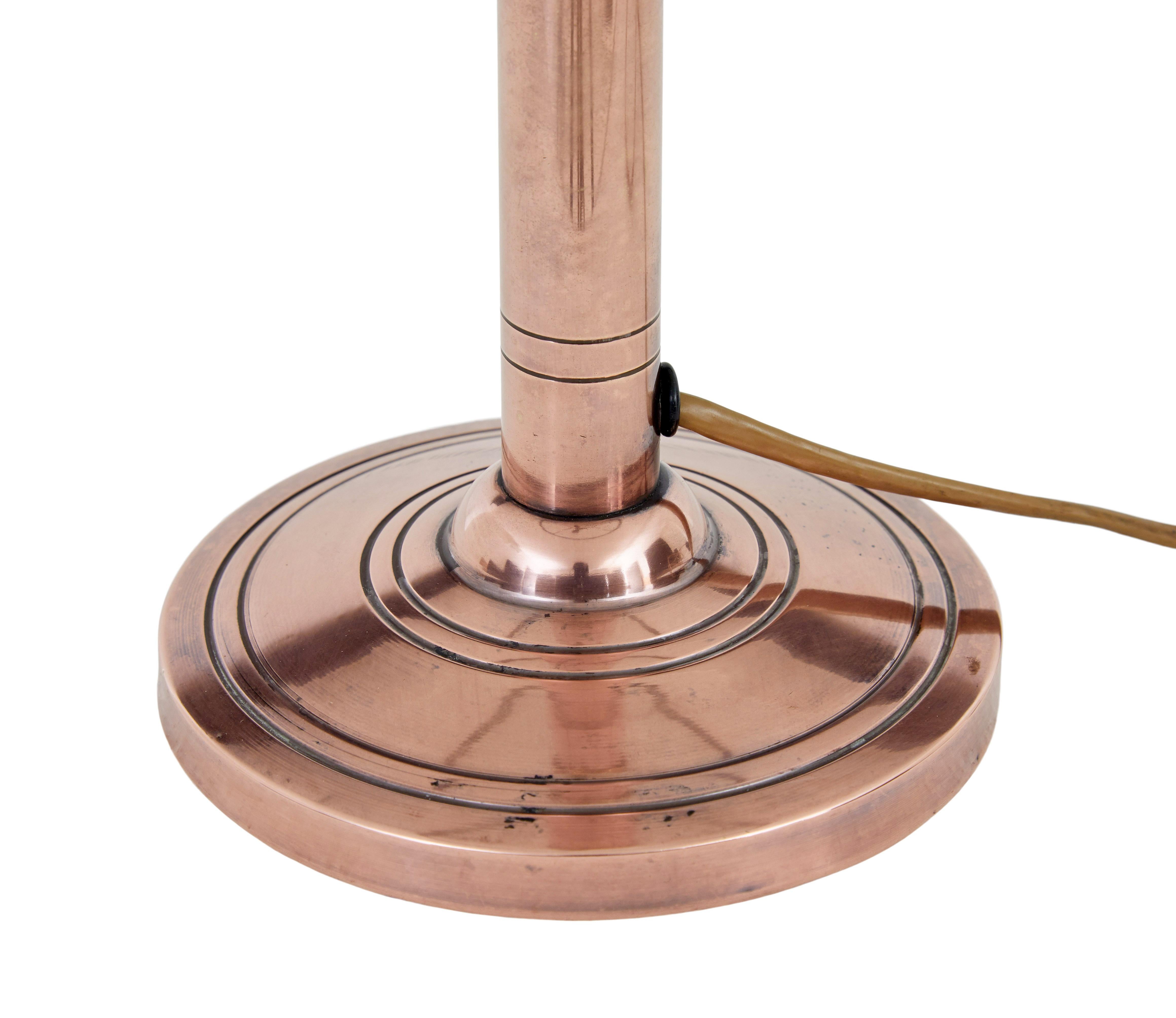 Lámpara de sobremesa de cobre y cristal esmerilado de mediados del siglo XX Moderno de mediados de siglo en venta