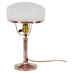 Lampe de table en cuivre et verre dépoli du milieu du 20e siècle