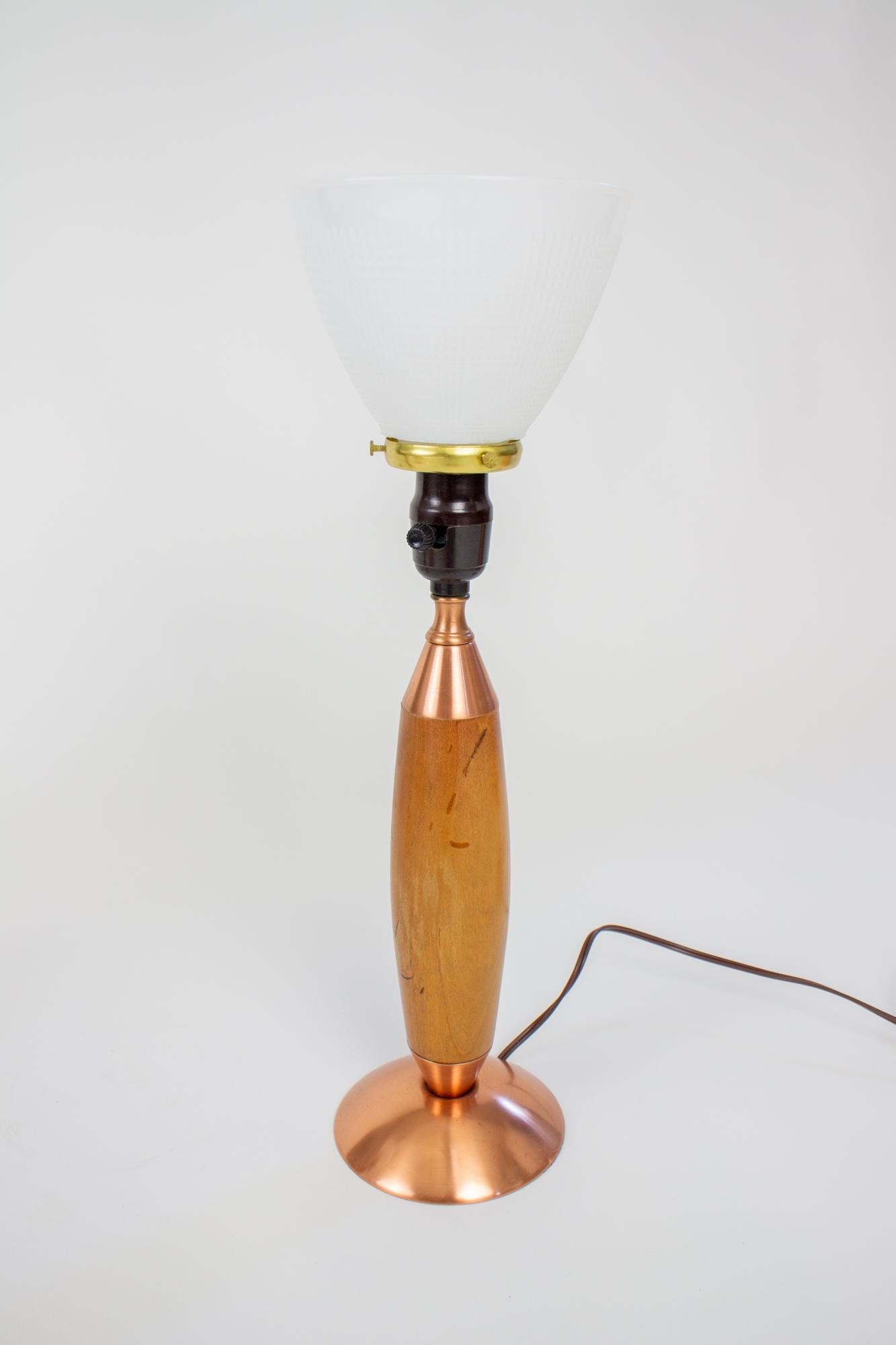 Masterline-Tischlampen aus Kupfer und Holz aus der Mitte des 20. Jahrhunderts – ein Paar im Angebot 6