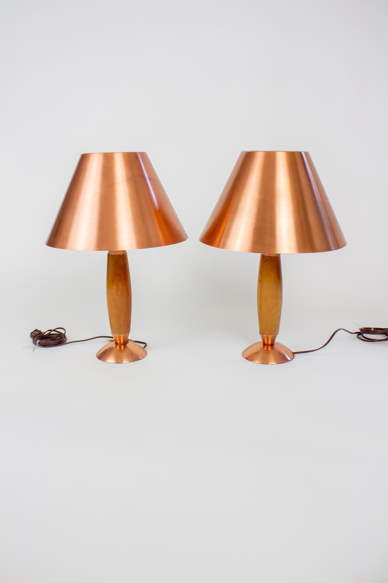 Masterline-Tischlampen aus Kupfer und Holz aus der Mitte des 20. Jahrhunderts – ein Paar (Moderne der Mitte des Jahrhunderts) im Angebot