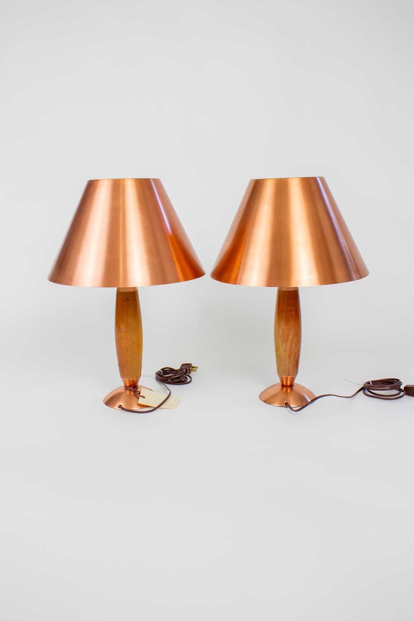 Américain Paire de lampes de table Masterline en cuivre et Wood du milieu du 20e siècle en vente