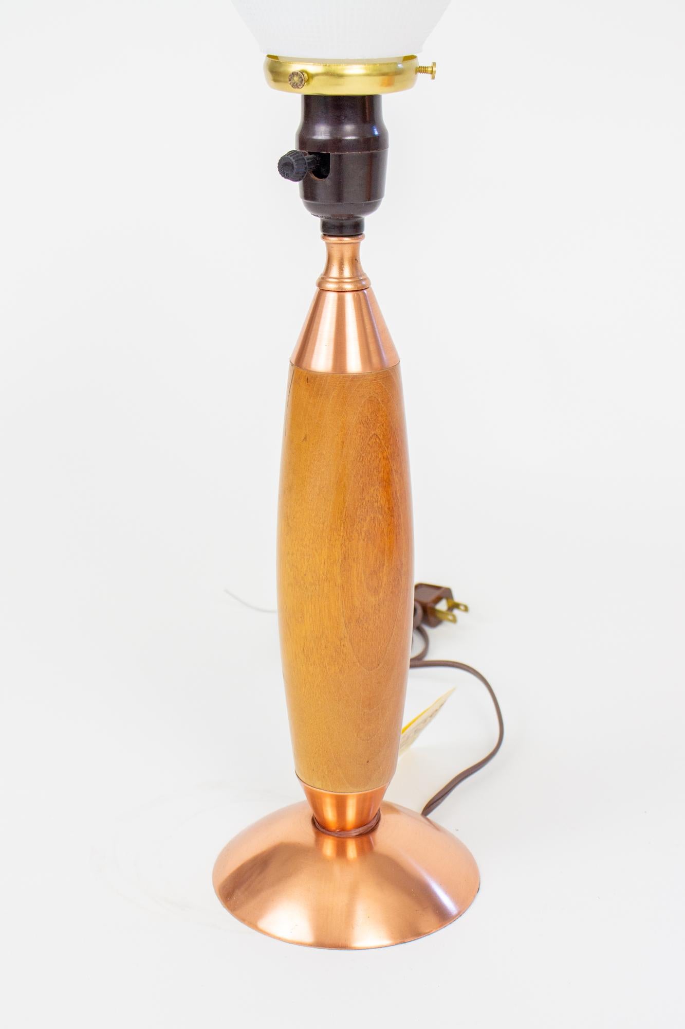 Masterline-Tischlampen aus Kupfer und Holz aus der Mitte des 20. Jahrhunderts – ein Paar im Angebot 1