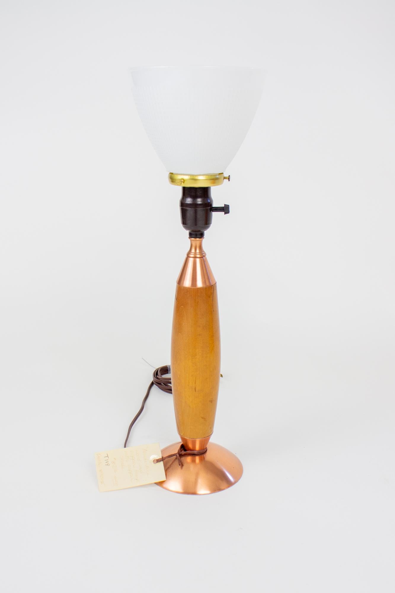 Masterline-Tischlampen aus Kupfer und Holz aus der Mitte des 20. Jahrhunderts – ein Paar im Angebot 3