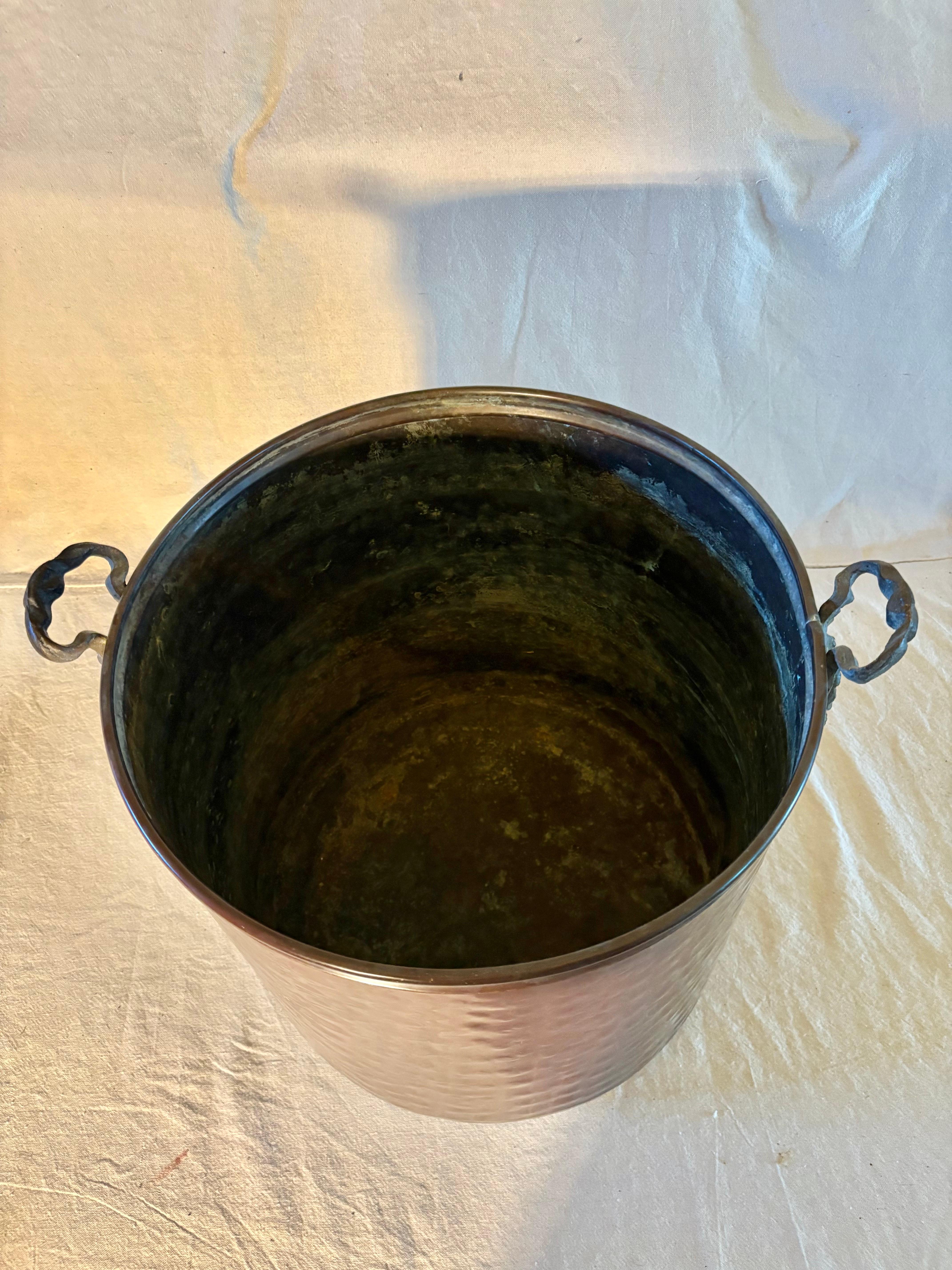 Secchio da cachepot in rame della metà del XX secolo in vendita 5