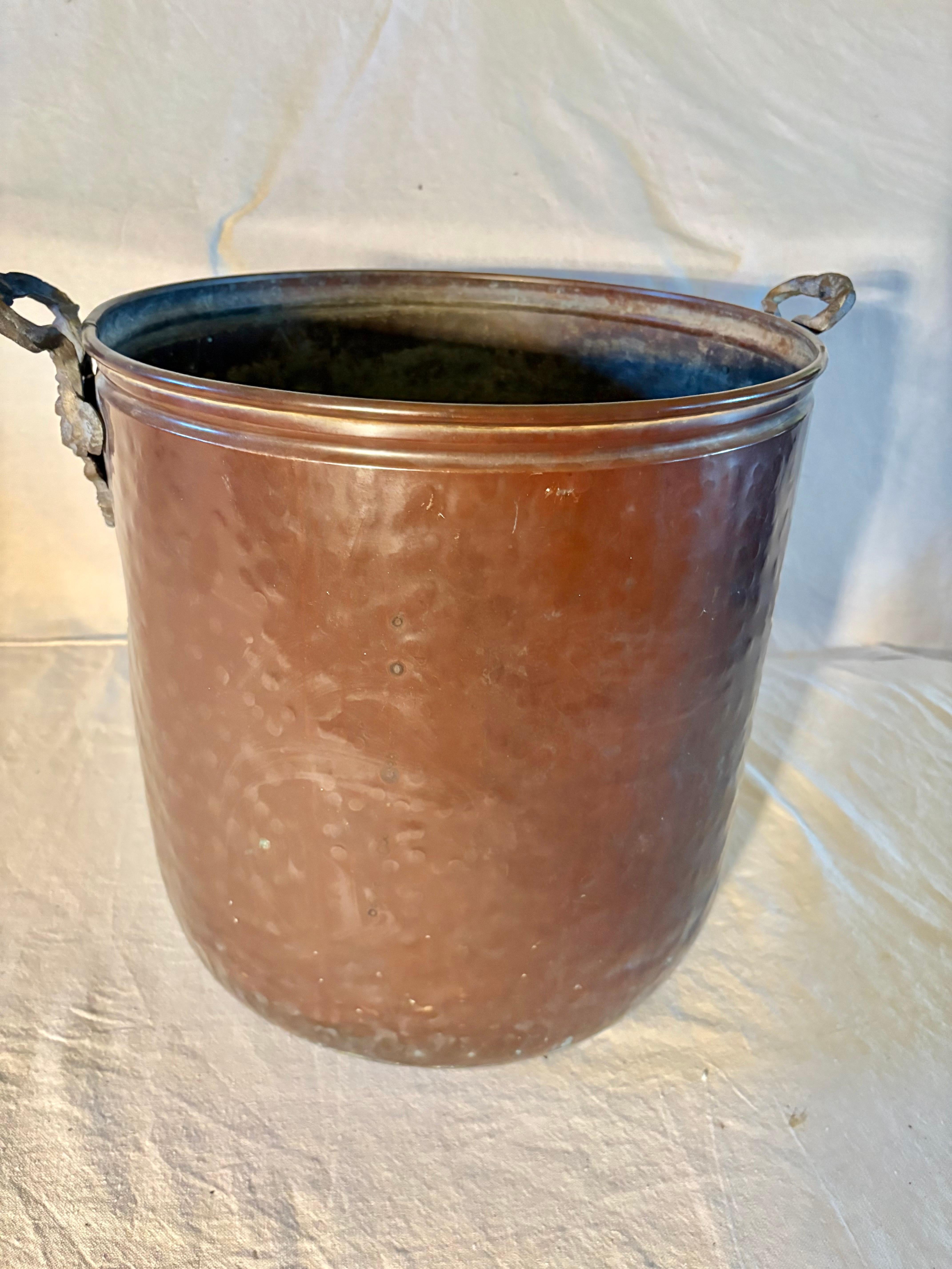 Americano Secchio da cachepot in rame della metà del XX secolo in vendita