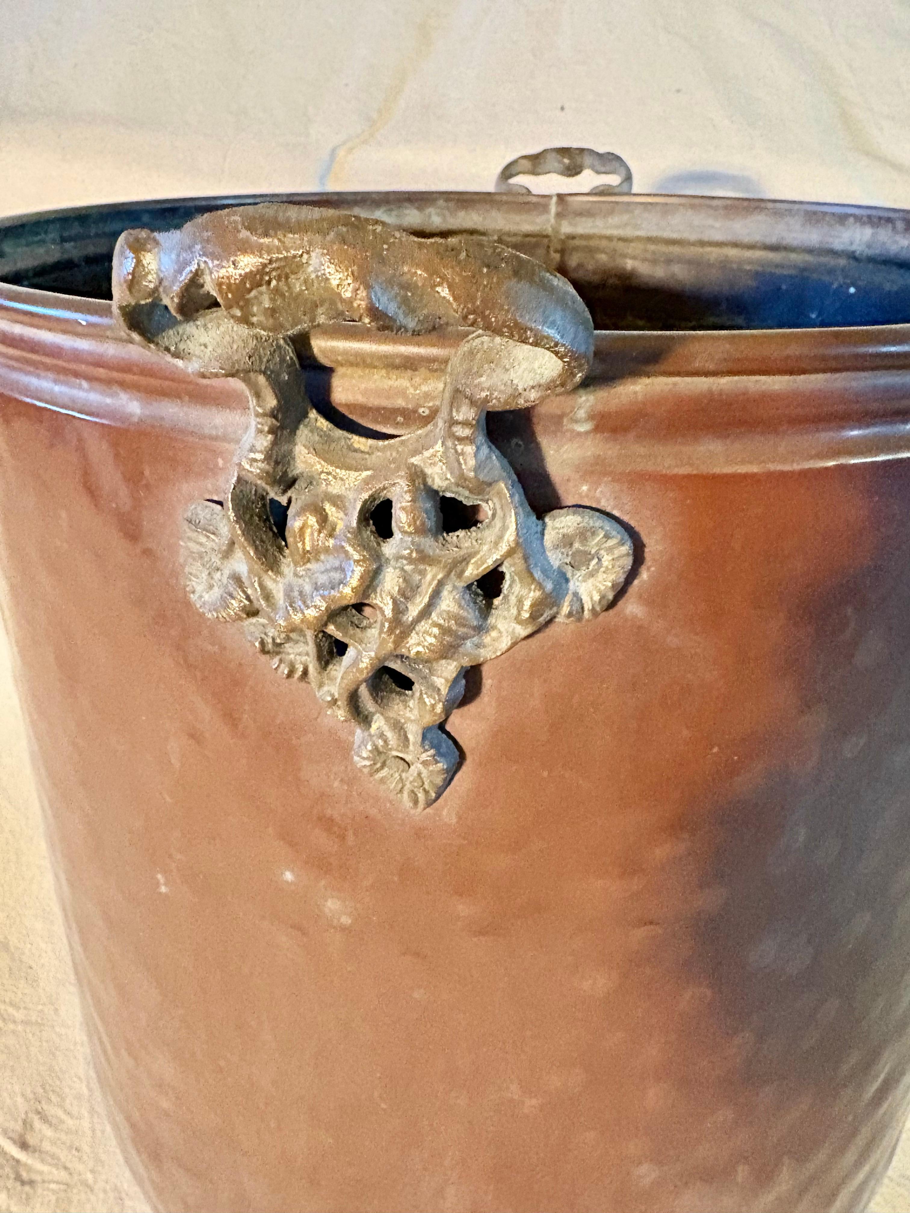 Fatto a mano Secchio da cachepot in rame della metà del XX secolo in vendita