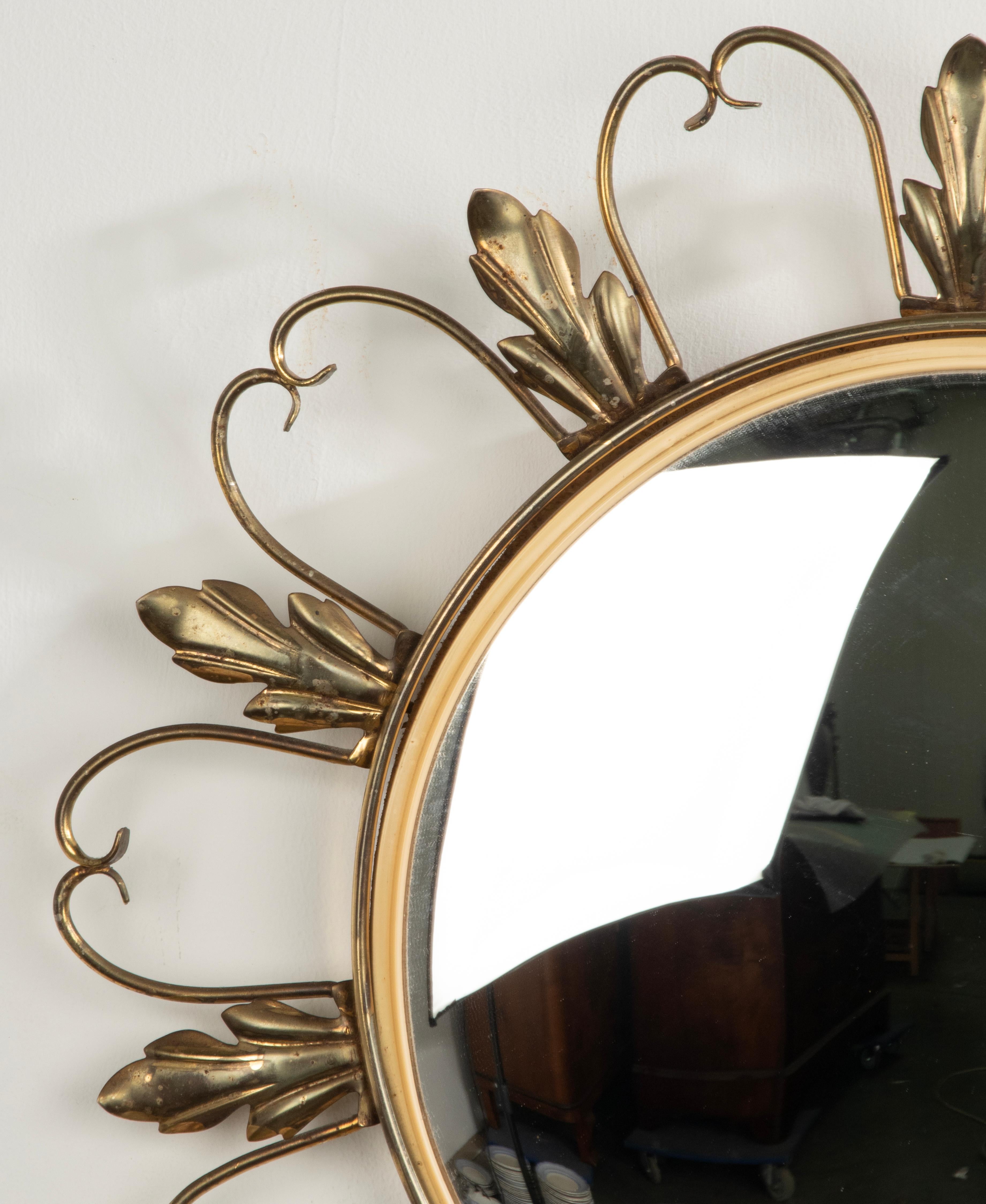 Mid-Century Modern Miroir Sunburst convexe en cuivre du milieu du 20e siècle par DeKnudt en vente