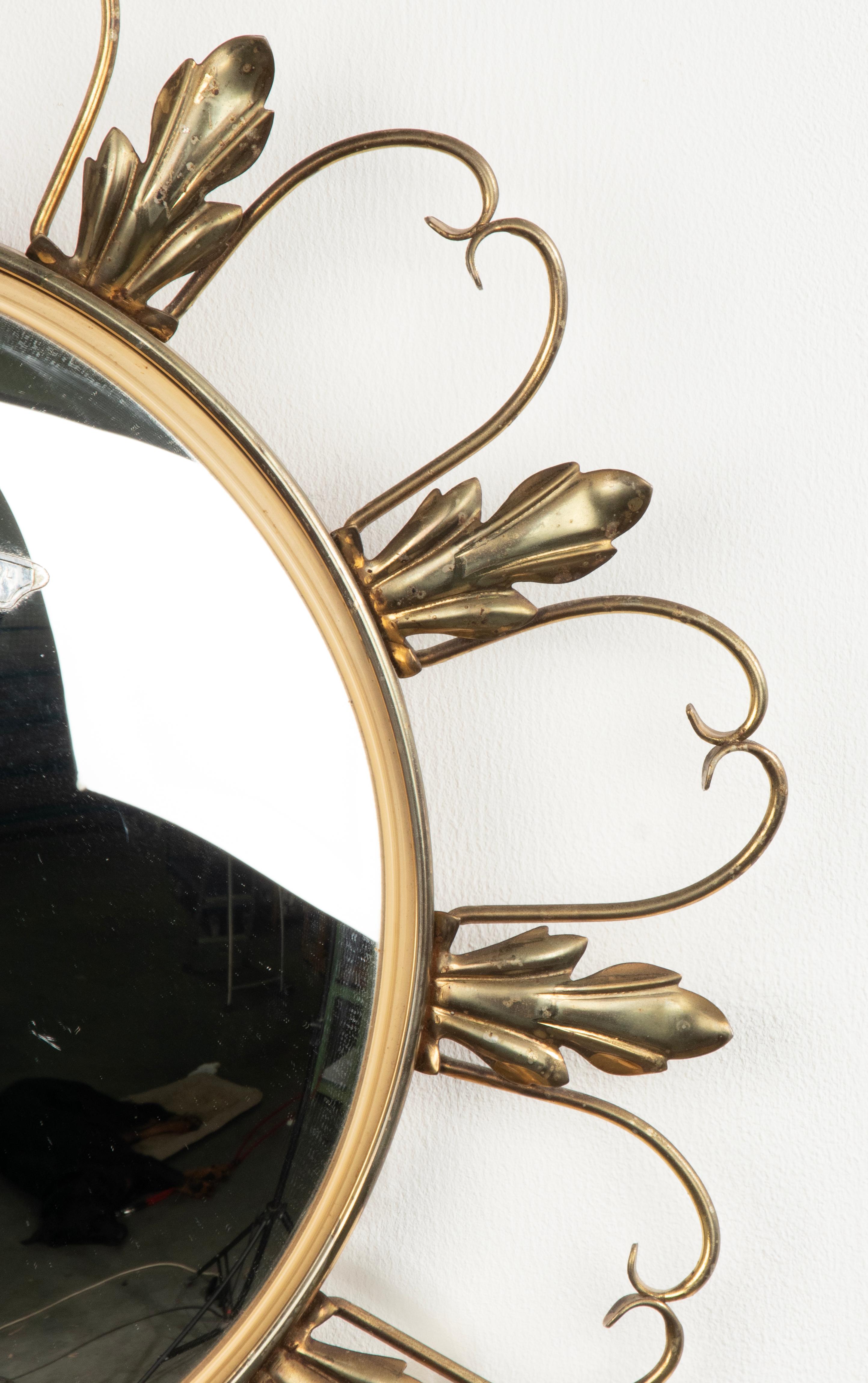 Milieu du XXe siècle Miroir Sunburst convexe en cuivre du milieu du 20e siècle par DeKnudt en vente