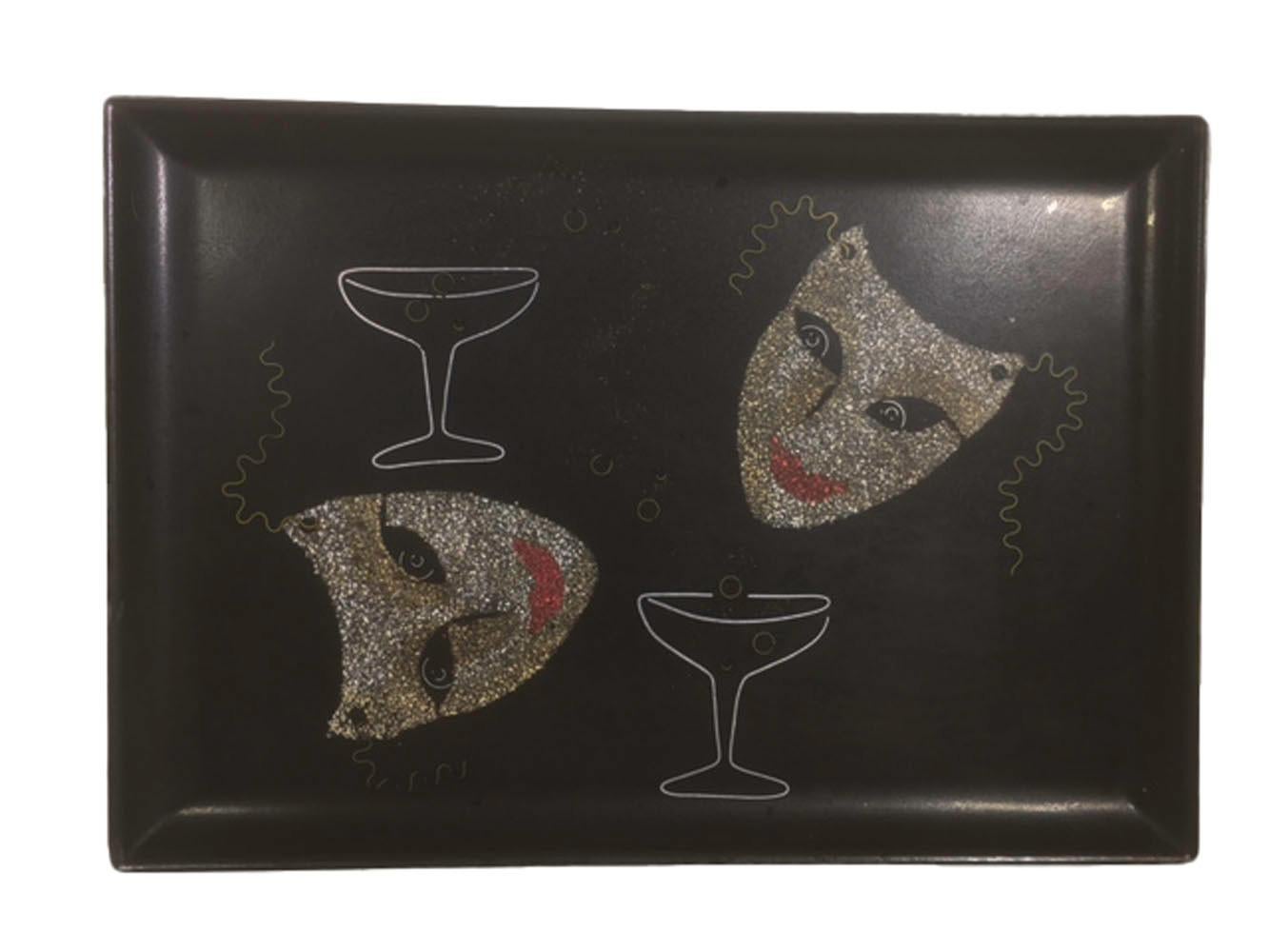 Bandeja vintage para servir o beber fabricada por Couroc de Monterey, CA. Hechas de resina fenólica, estas bandejas son resistentes a los daños causados por el agua, el alcohol y el calor. Los artesanos de Couroc utilizaron una combinación de