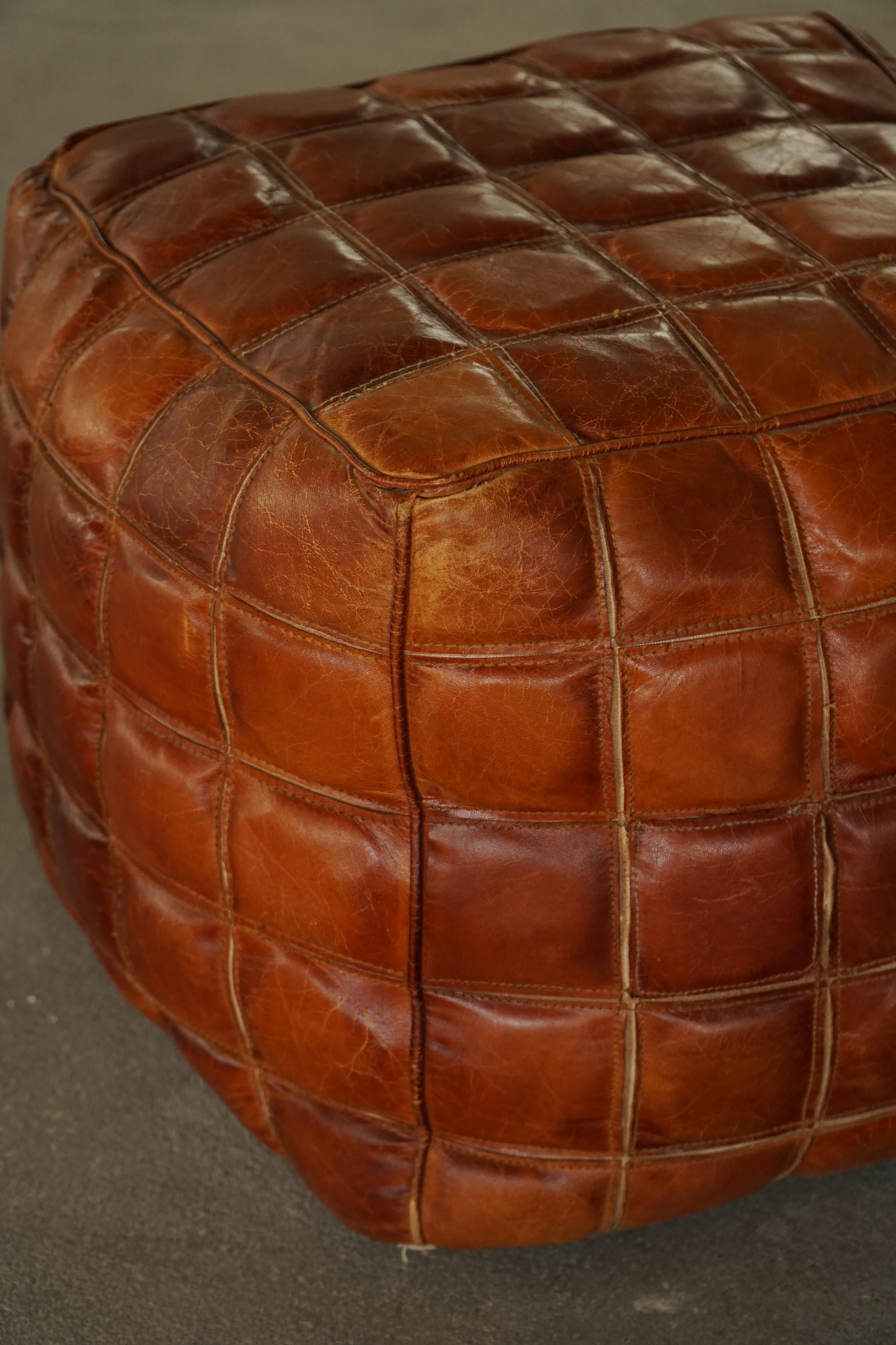 Pouf/optano a cubo in pelle marrone patinata, metà del XX secolo, anni '60 in vendita 4