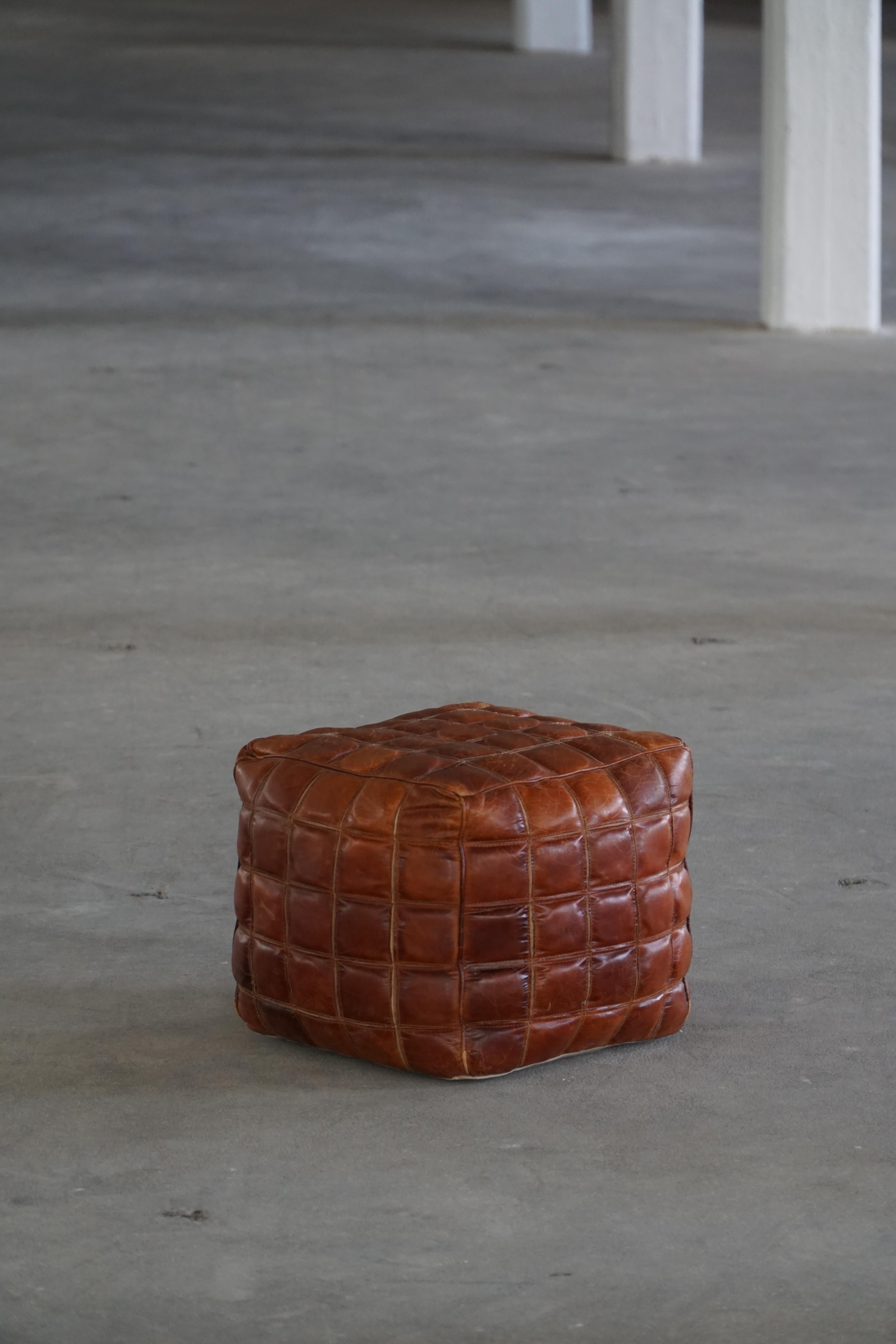 Scandinavo moderno Pouf/optano a cubo in pelle marrone patinata, metà del XX secolo, anni '60 in vendita