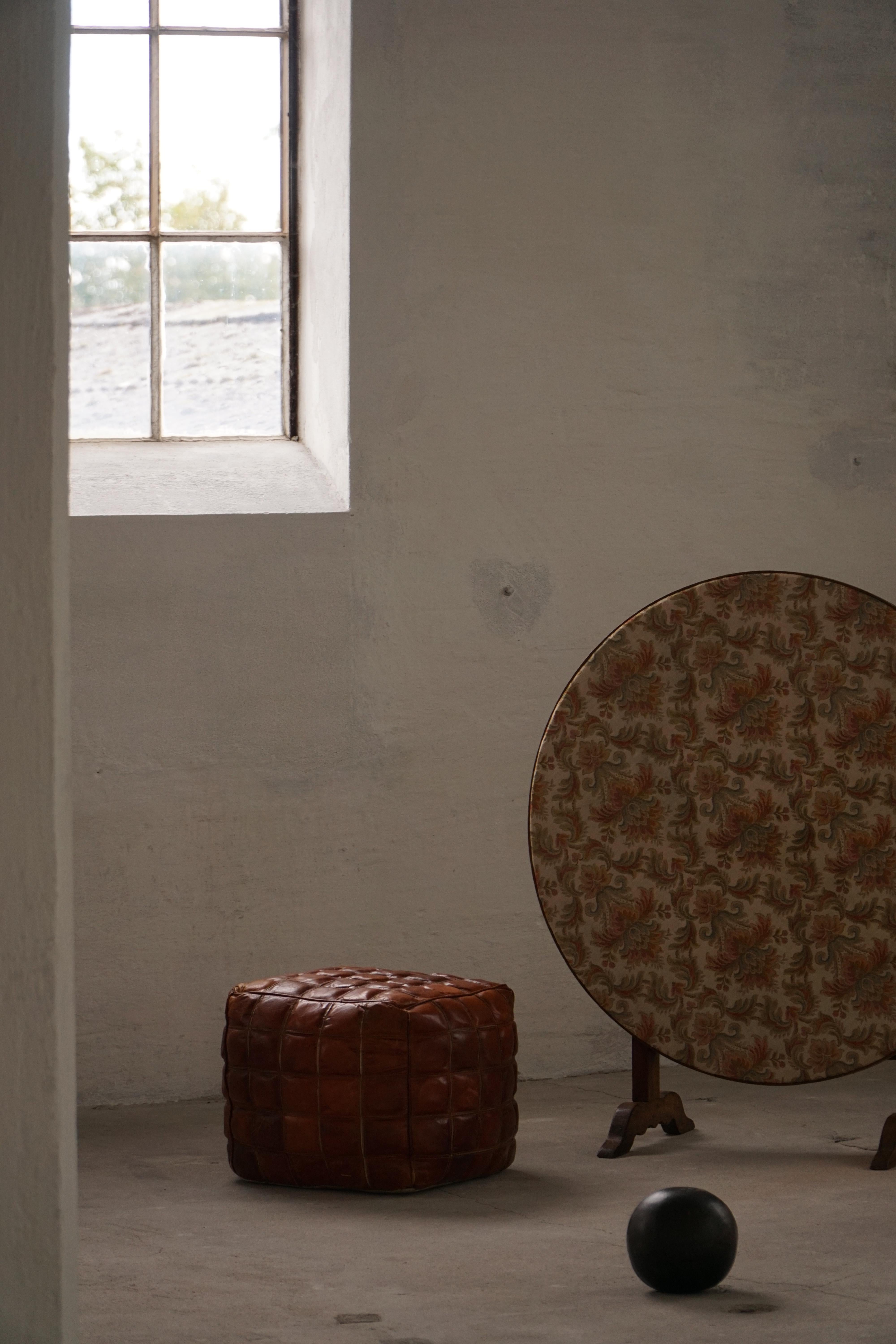 Pelle Pouf/optano a cubo in pelle marrone patinata, metà del XX secolo, anni '60 in vendita