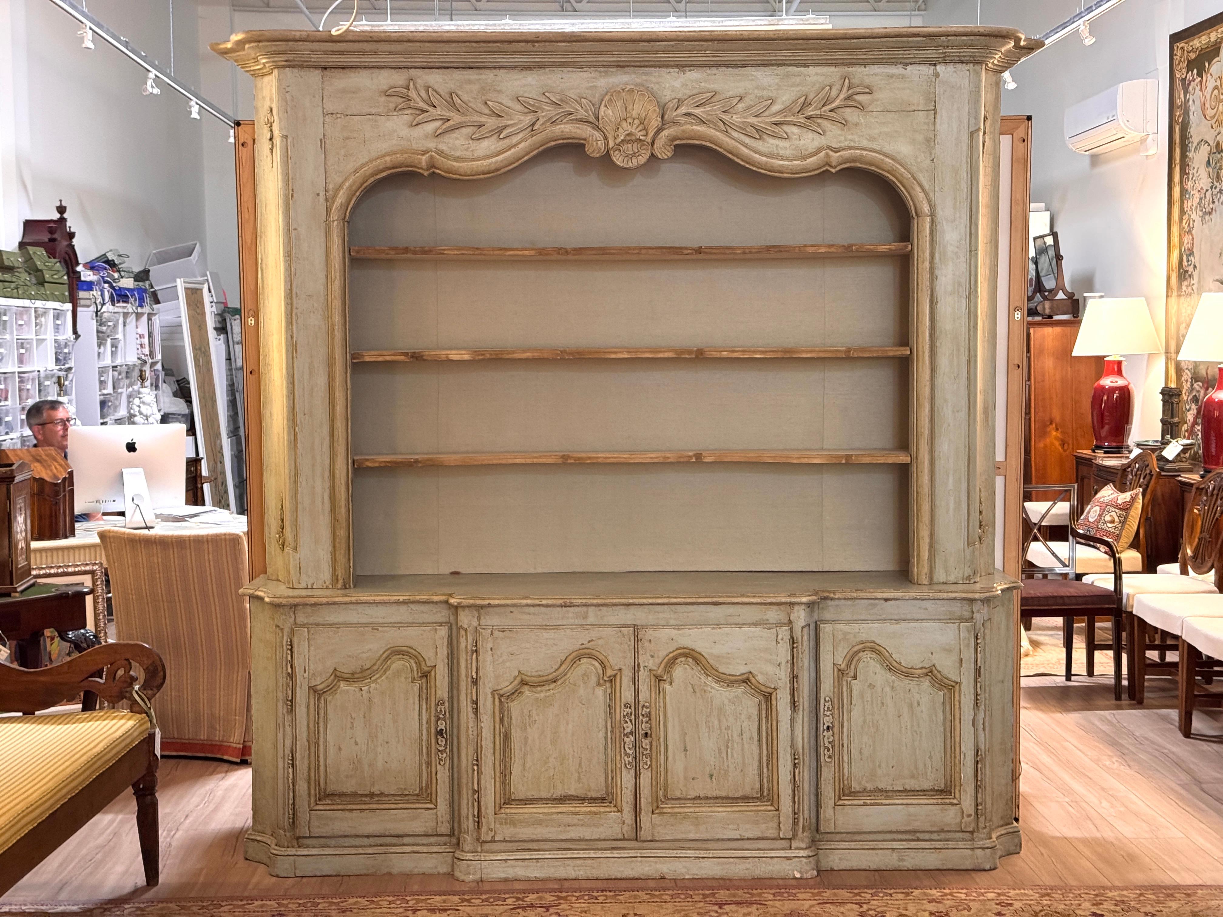 Armadio a ribalta francese su misura della metà del XX secolo, rifinito con una vernice blu-verde pallida e distorta e con scaffali interni in legno caldo. La parte superiore presenta quattro ripiani fissi incorniciati da una cornice ad arco