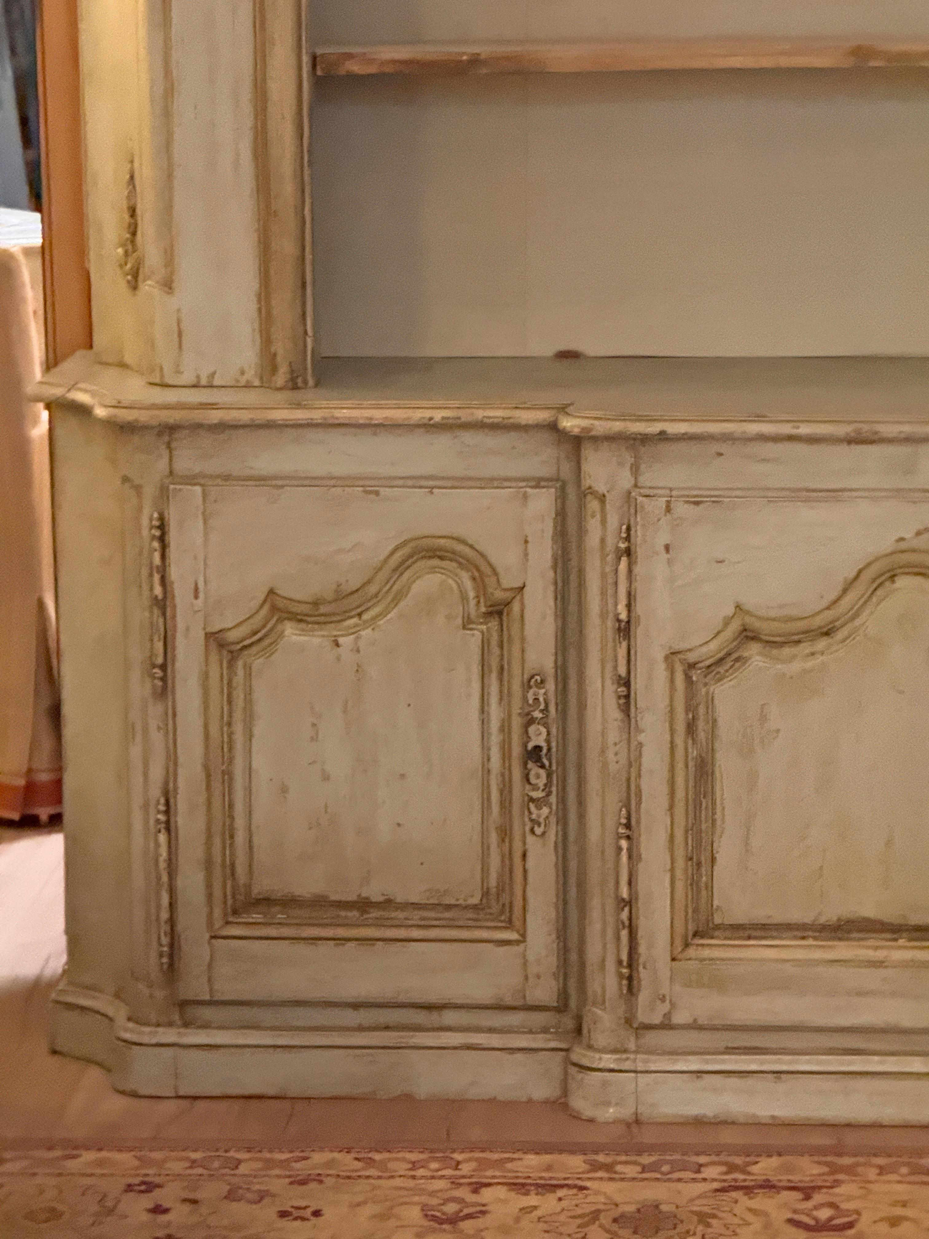 Legno Armadio a muro su misura della metà del 20° secolo in finitura dipinta in vendita