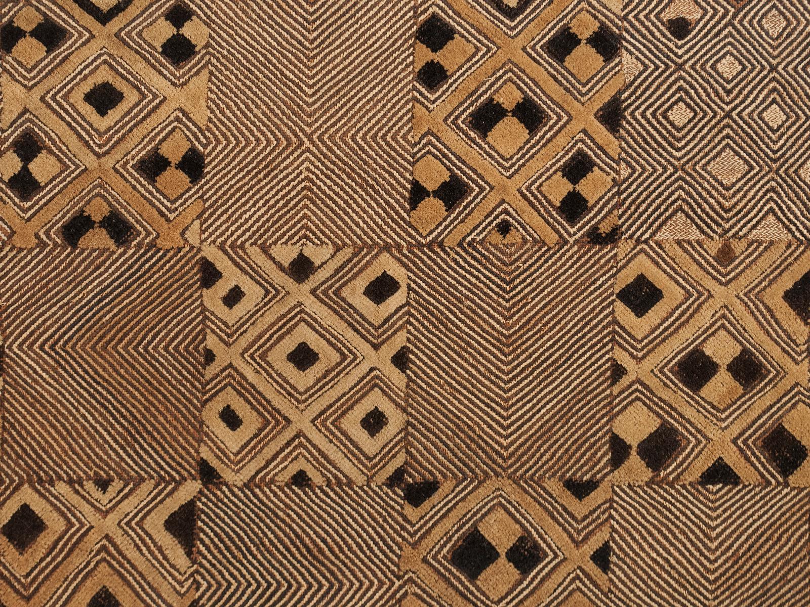 Panel de rafia cortada, Shoowa People, grupo septentrional de los Kuba, R.D. Congo

Fascinante ejemplo de tela de prestigio de pelo cortado del pueblo shoowa, con un diseño de tablero de ajedrez en el que cada cuadrado contiene una variante del