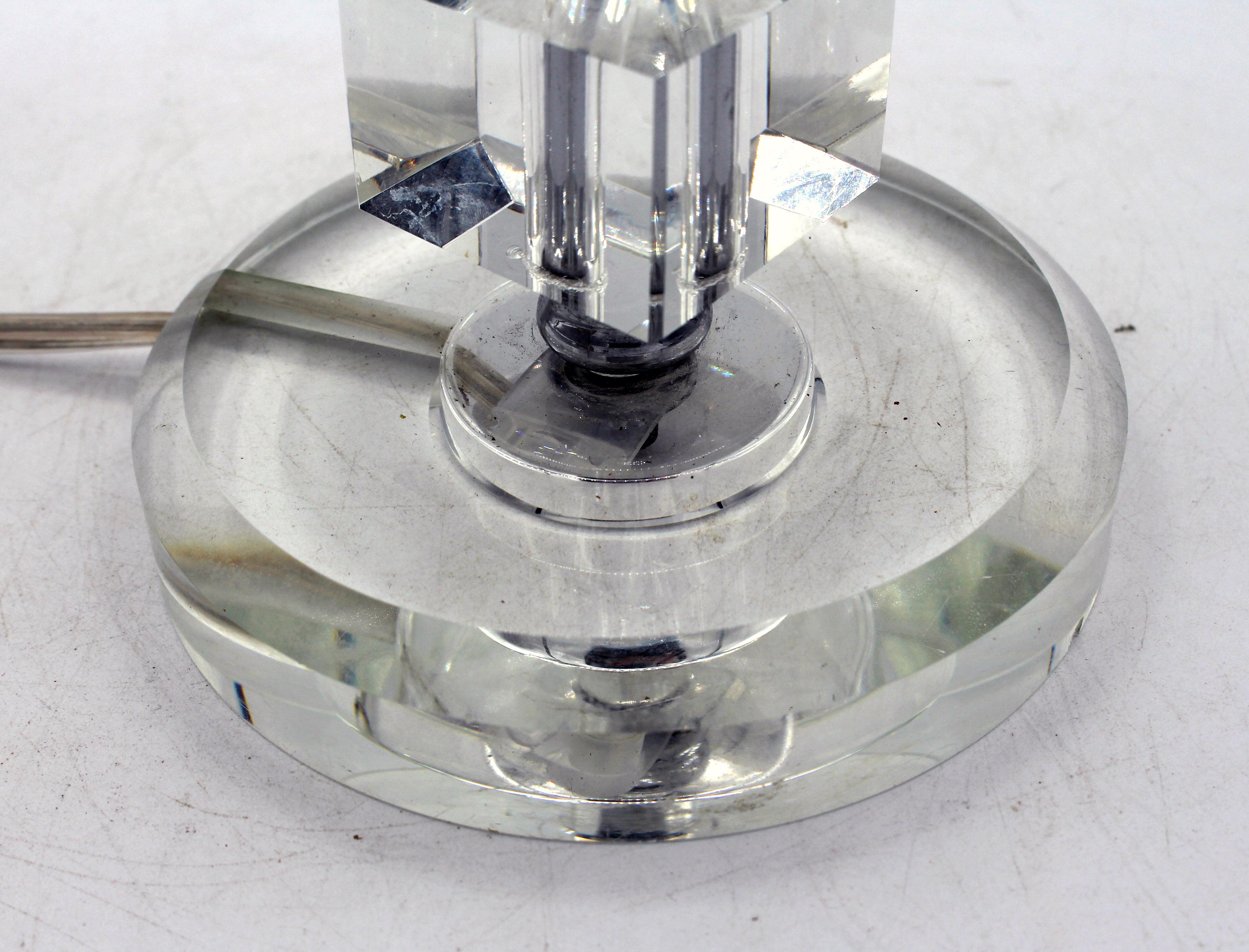Lampada a blocco in cristallo tagliato impilato della metà del XX secolo. Un bel design moderno di metà secolo. Accessori in metallo cromato. Elettrificato di recente. 19,25