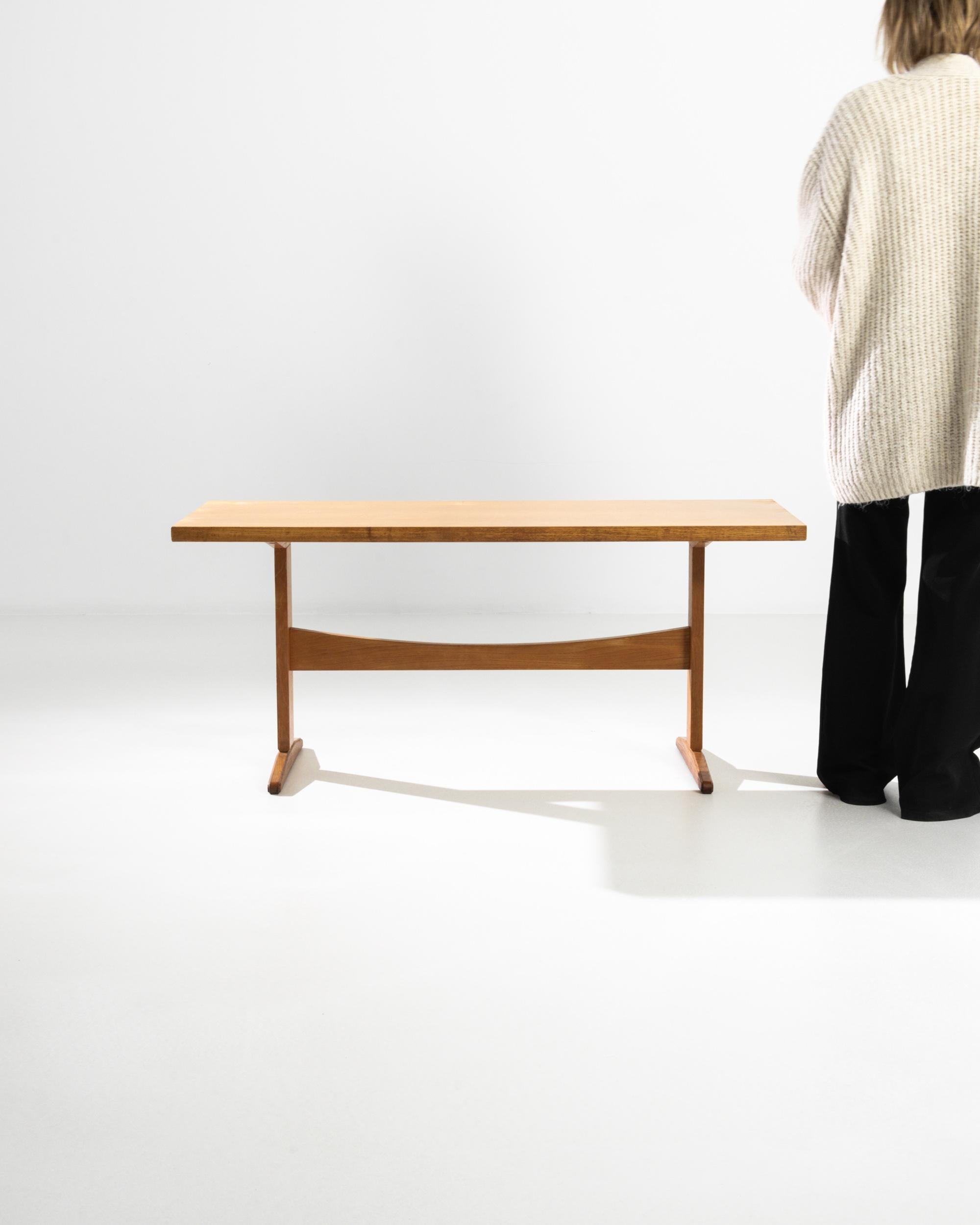 Mid-Century Modern Table en bois tchèque du milieu du 20e siècle en vente