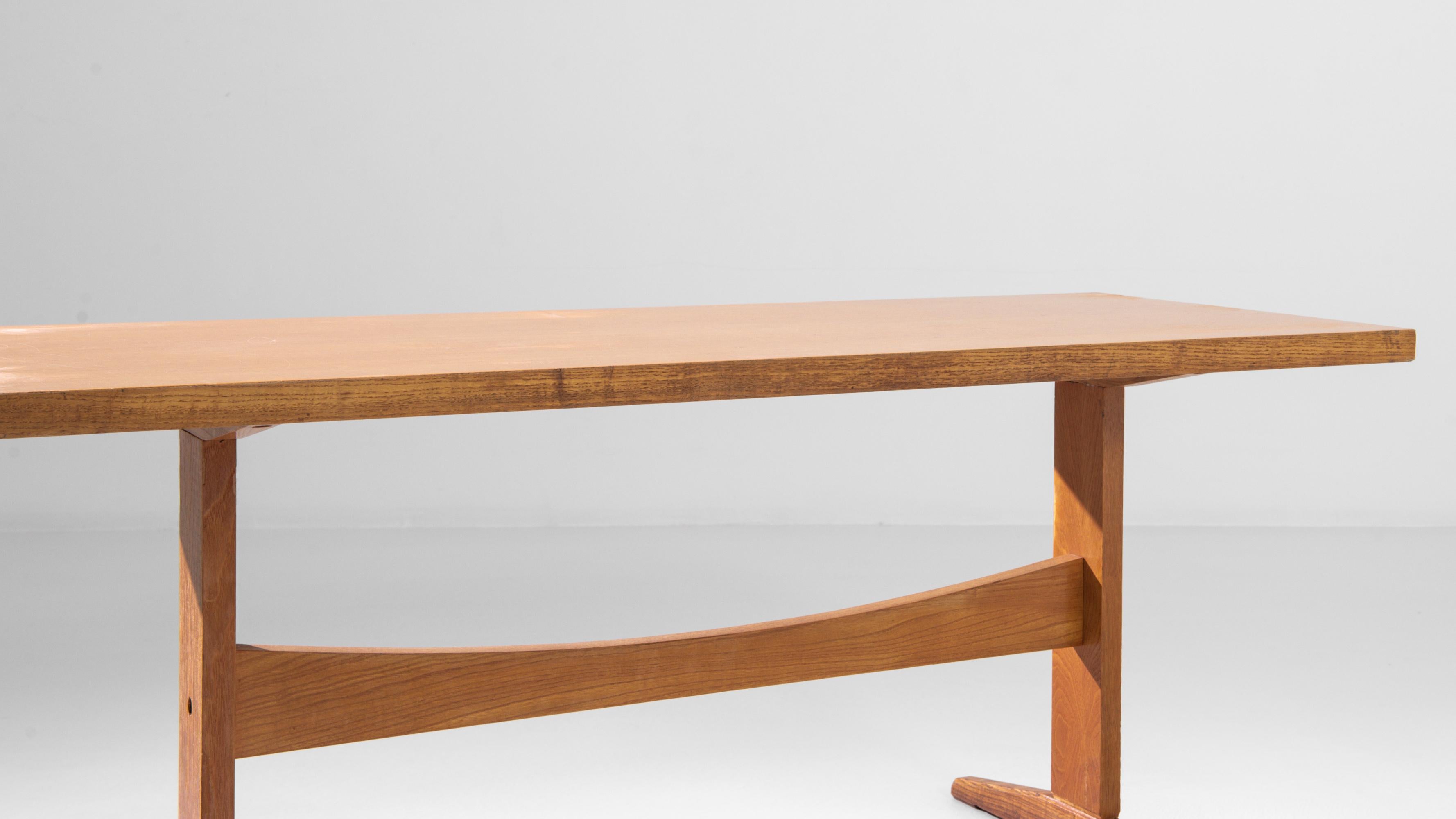 Table en bois tchèque du milieu du 20e siècle en vente 1