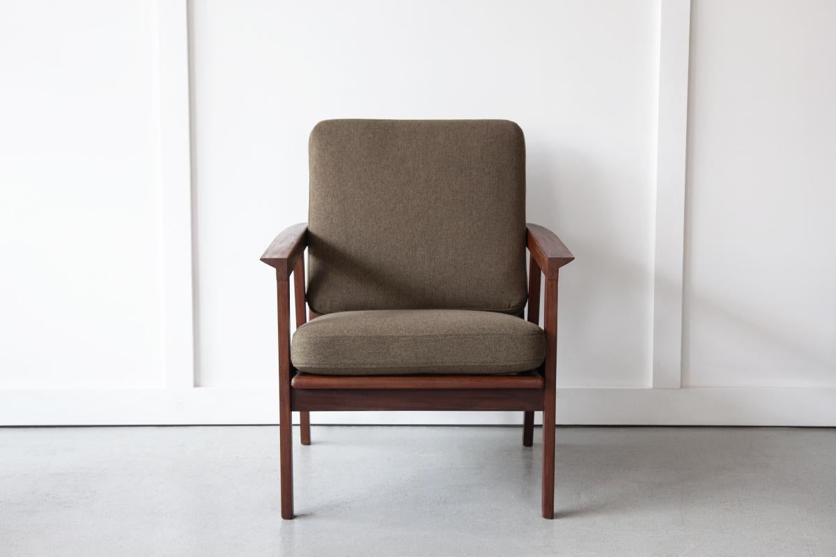 Ein eleganter dänischer Sessel mit einem Gestell aus massivem Teakholz und einer entspannten Haltung. Die losen Box-Kissen wurden neu gepolstert und sind zur leichteren Reinigung abnehmbar.