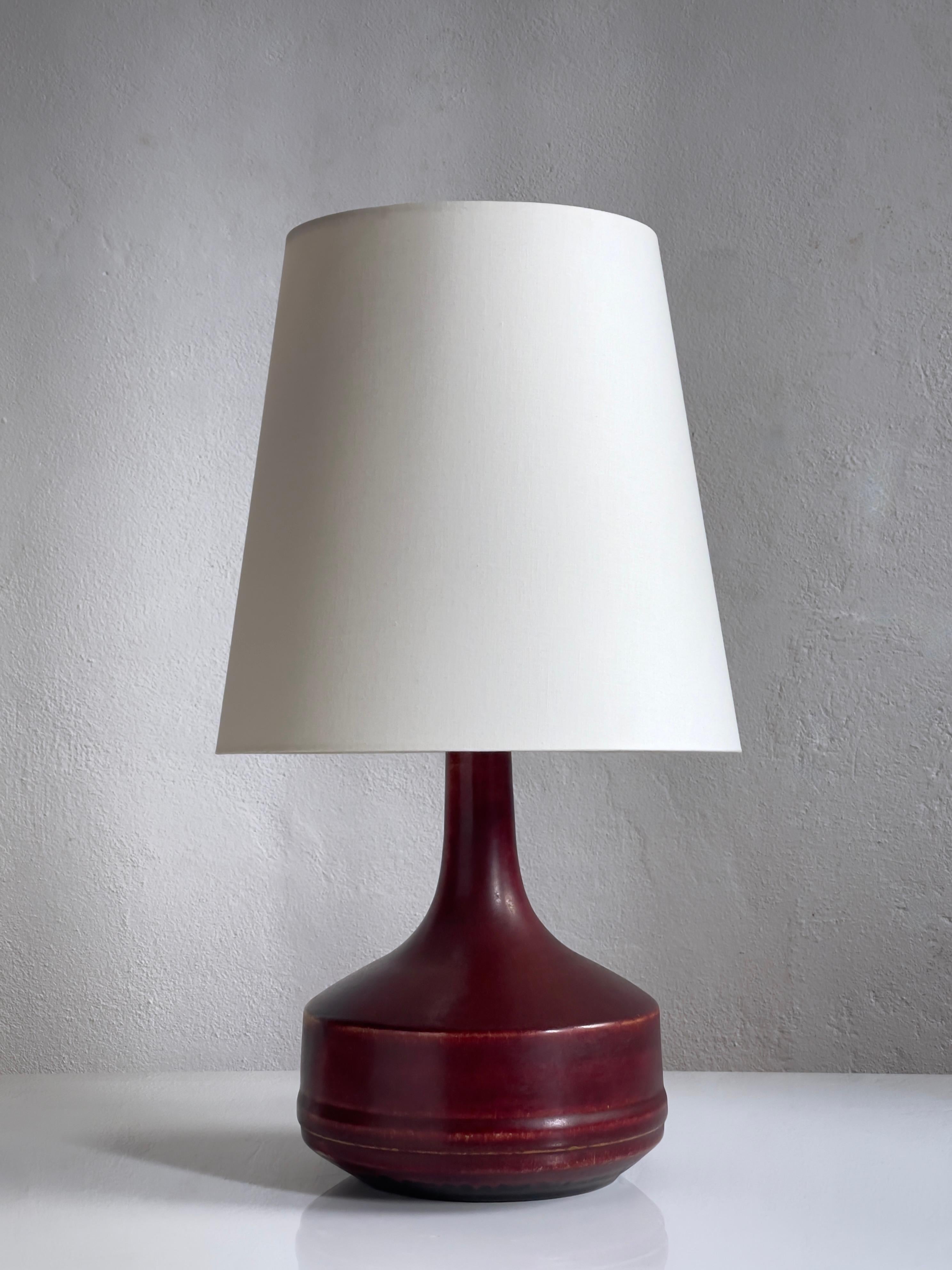 Scandinave moderne Lampe de table en céramique danoise du milieu du 20e siècle avec une riche glaçure sang-de-bœuf. en vente