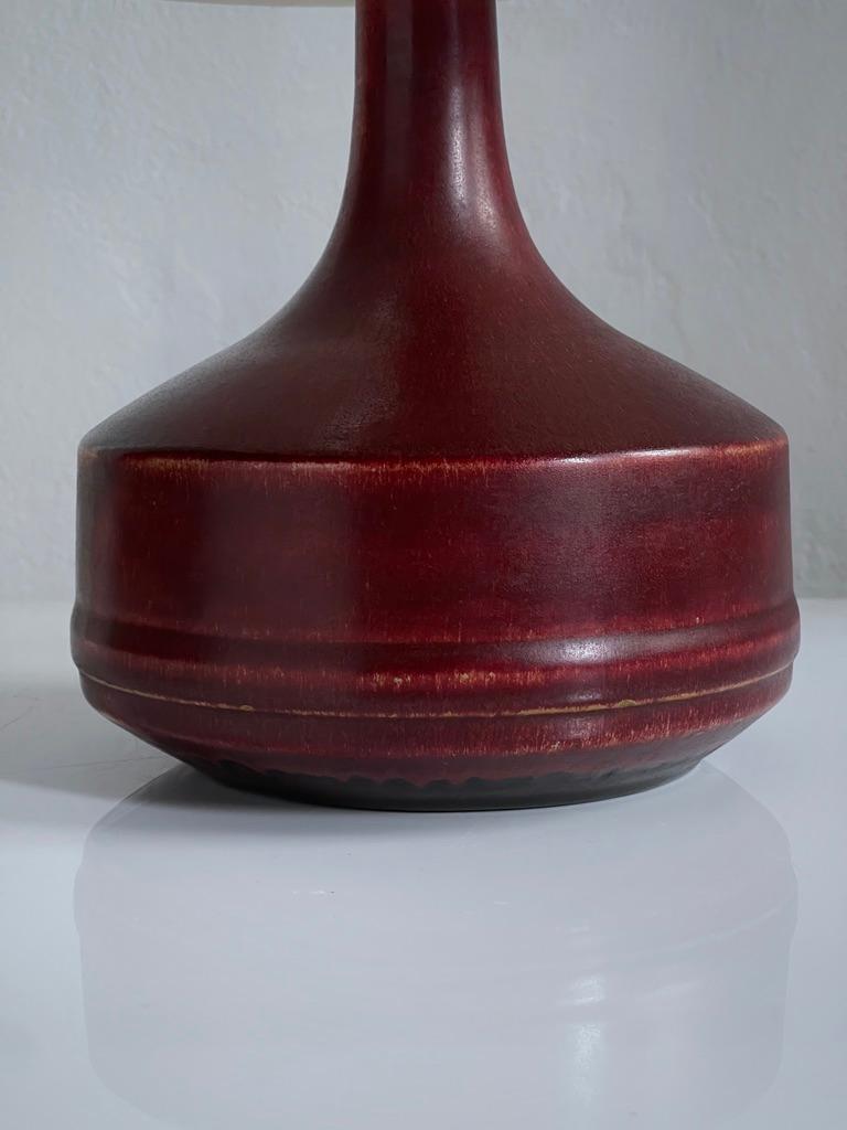 Danois Lampe de table en céramique danoise du milieu du 20e siècle avec une riche glaçure sang-de-bœuf. en vente